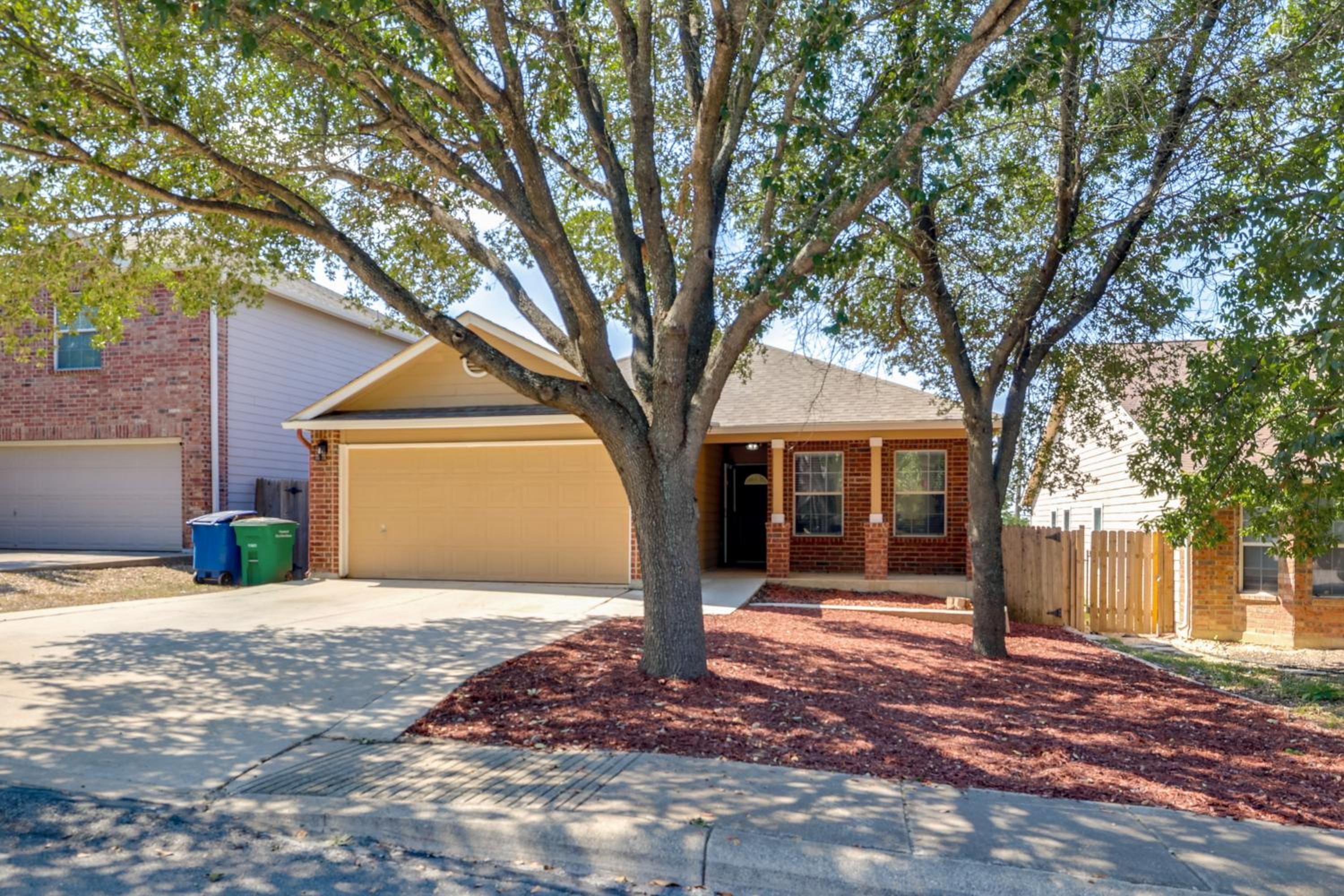San Antonio Area Home with Deck, 14 Mi to Dtwn!