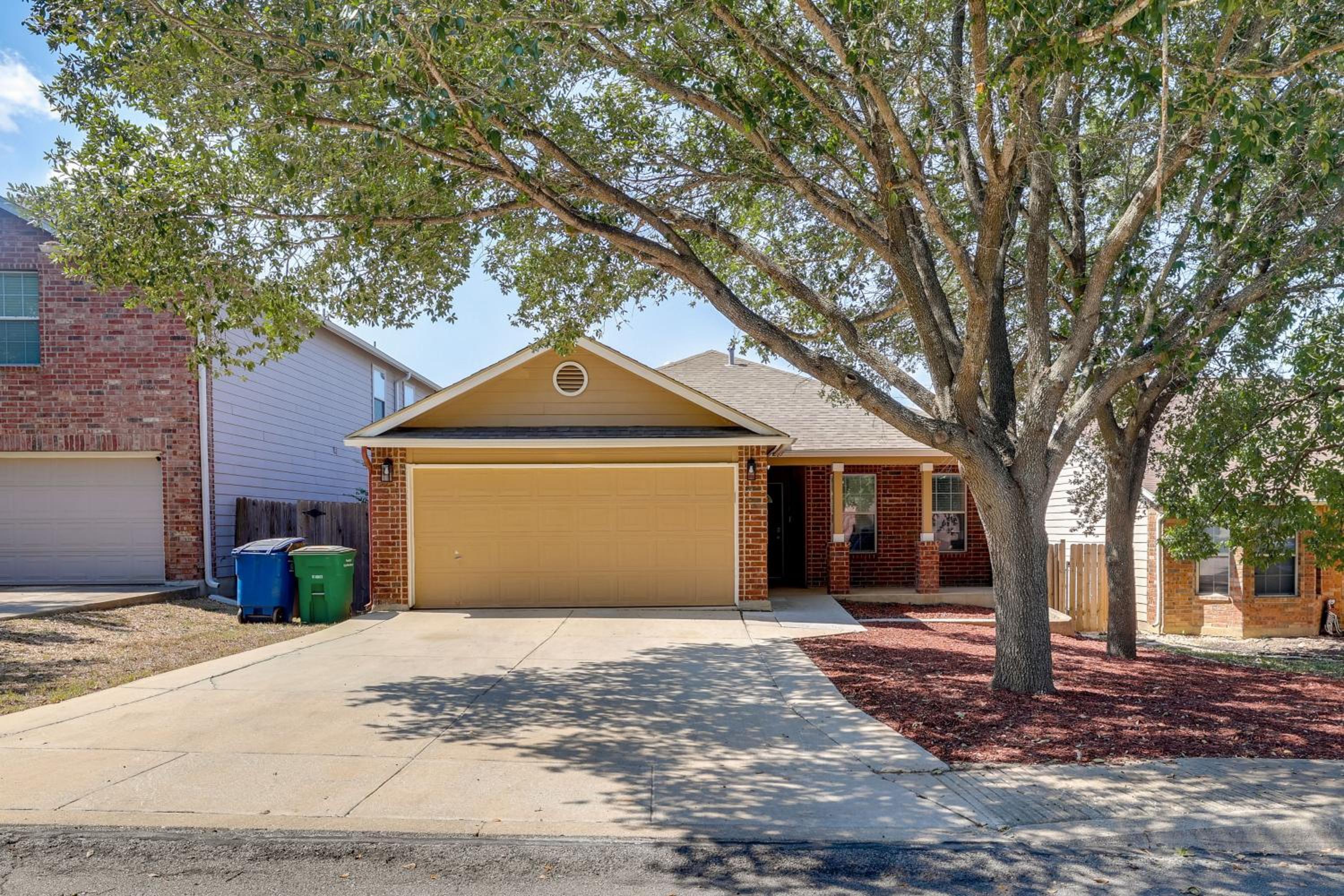 San Antonio Area Home with Deck, 14 Mi to Dtwn!