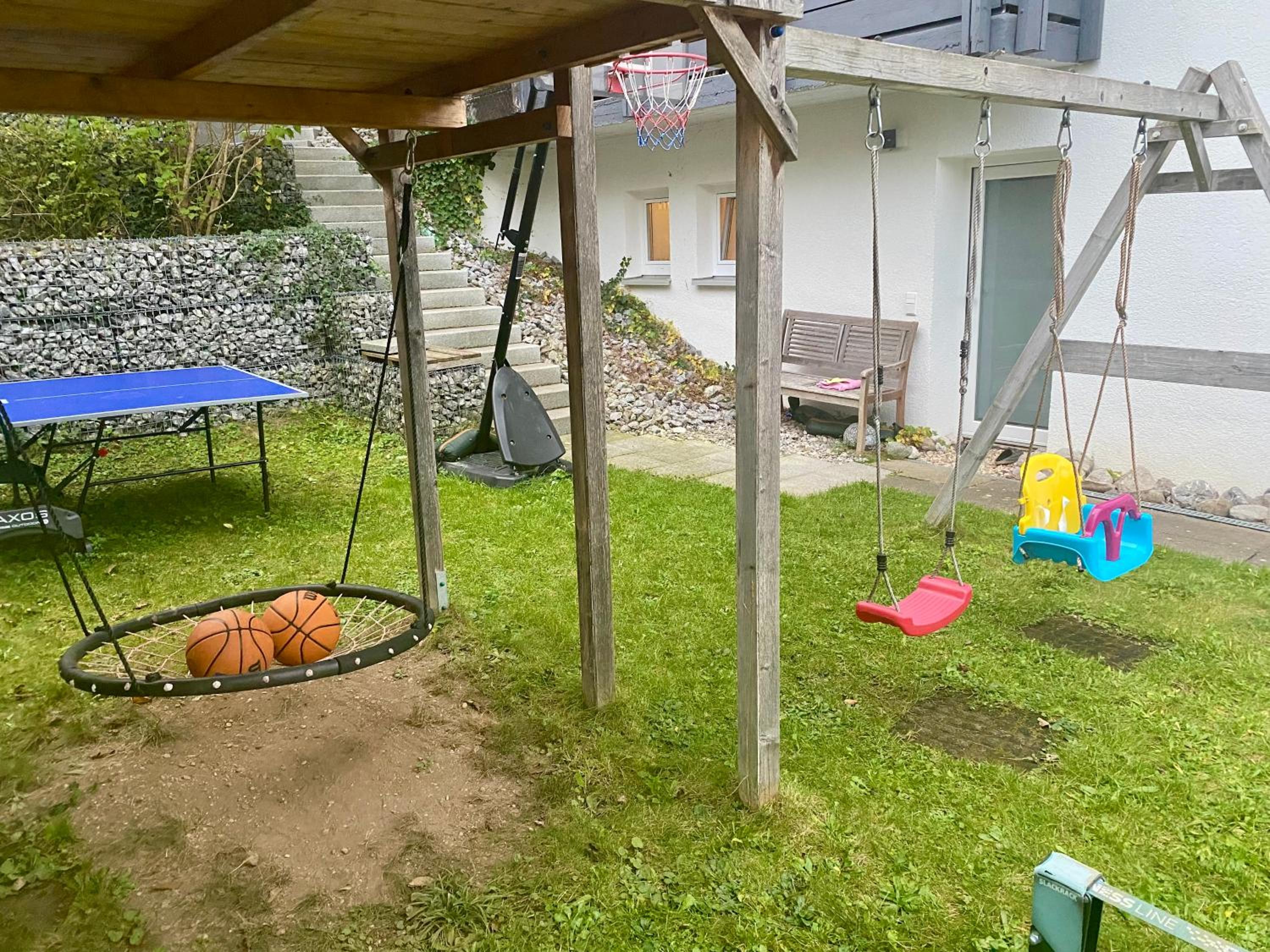 Gemütliche und voll ausgestatette 2 Zimmer Ferienwohnung am Wörthsee mit Terrasse, Grill, Schaukel, Doppelbett oder getrennte Betten fußläufig zu S-Bahn na
