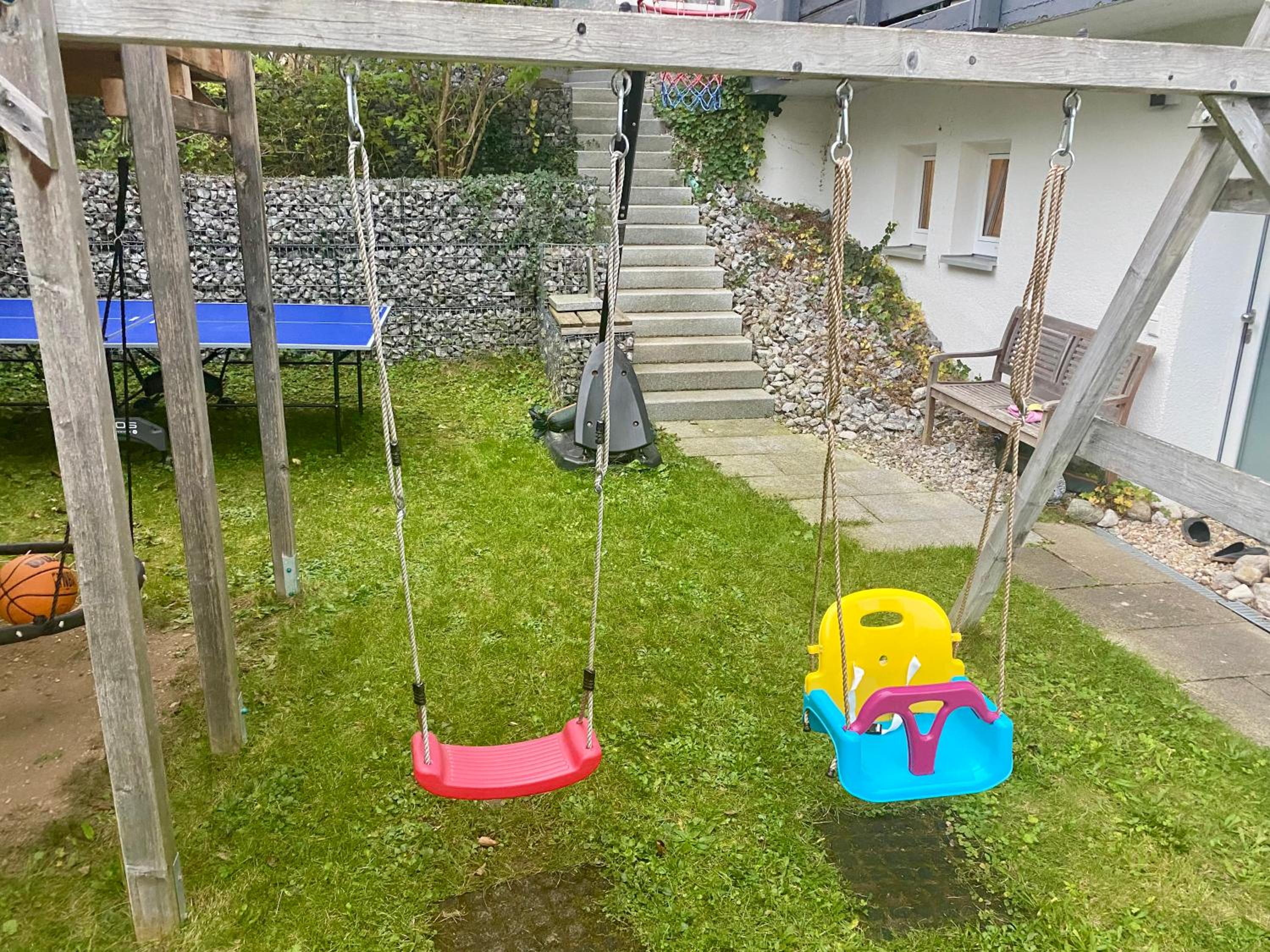 Gemütliche und voll ausgestatette 2 Zimmer Ferienwohnung am Wörthsee mit Terrasse, Grill, Schaukel, Doppelbett oder getrennte Betten fußläufig zu S-Bahn na