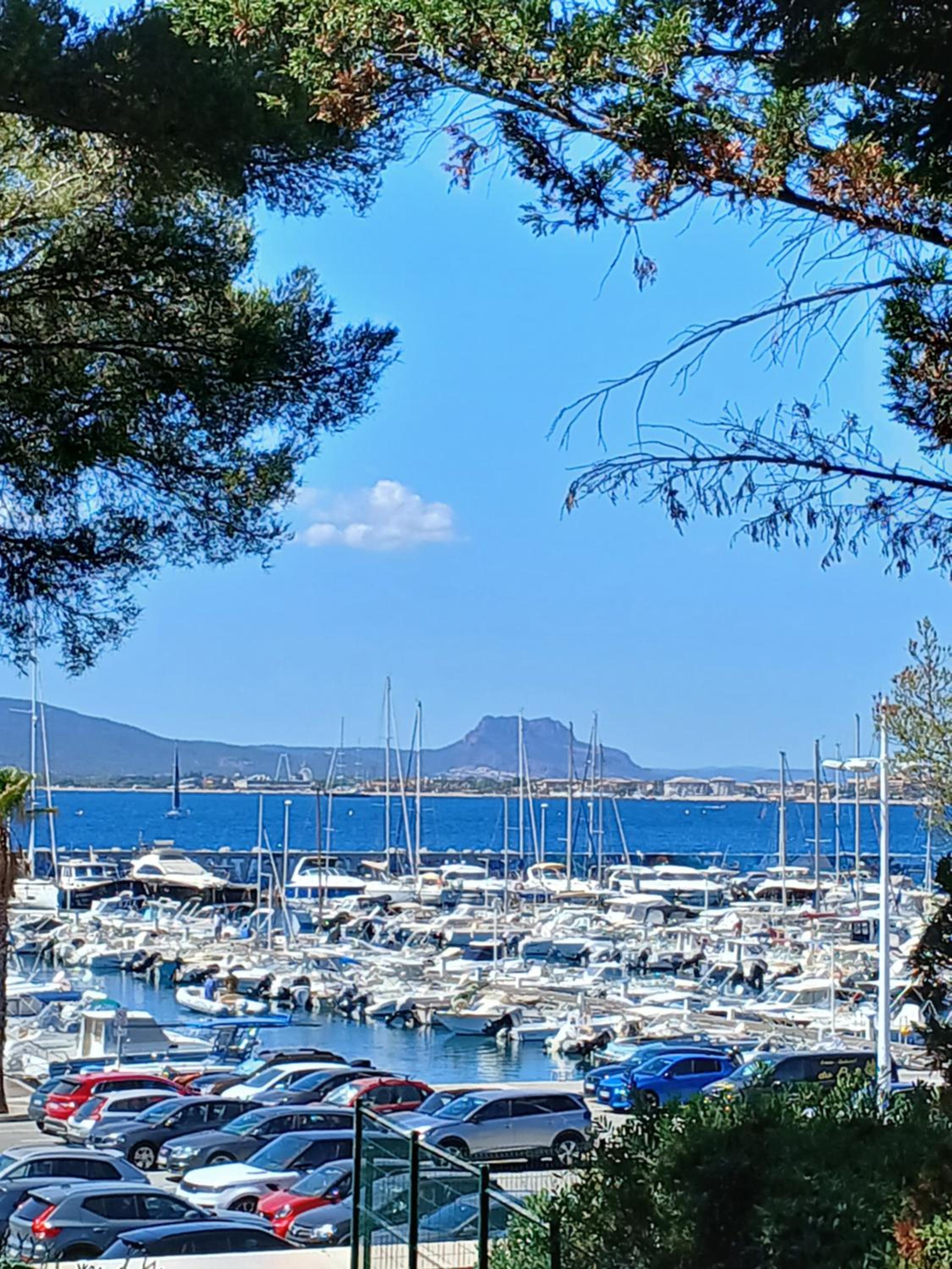 T2 35m2 clim, piscine, balcon et parking privé à 2 pas du port Santa Lucia