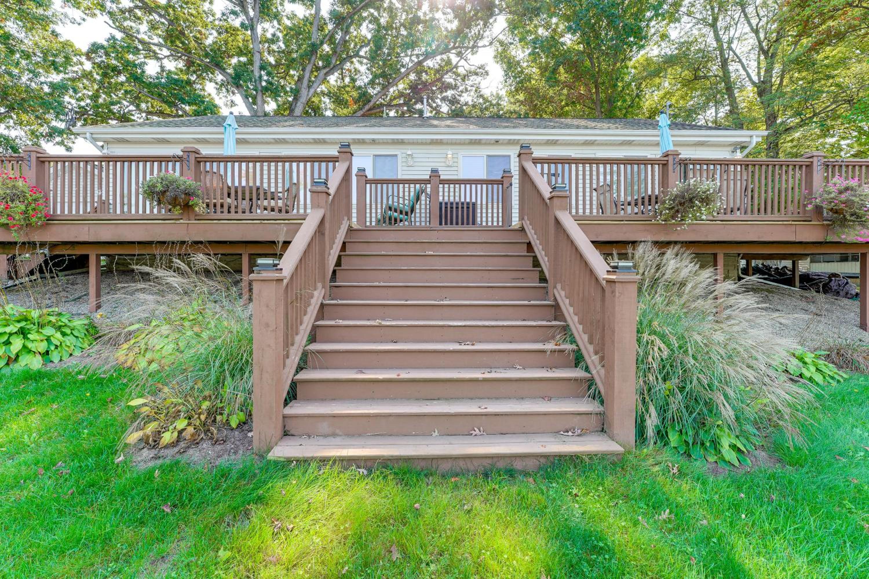 13 Mi to South Haven Lakefront Retreat with Dock!