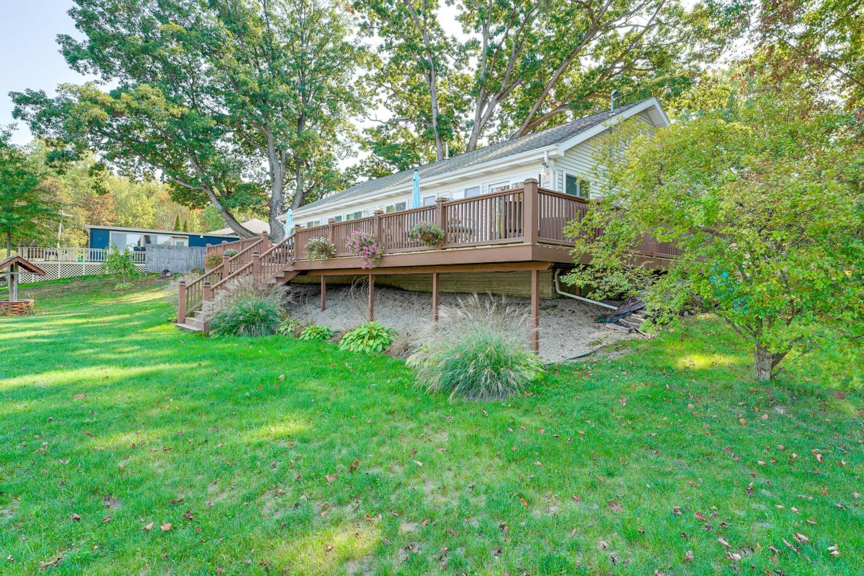 13 Mi to South Haven Lakefront Retreat with Dock!