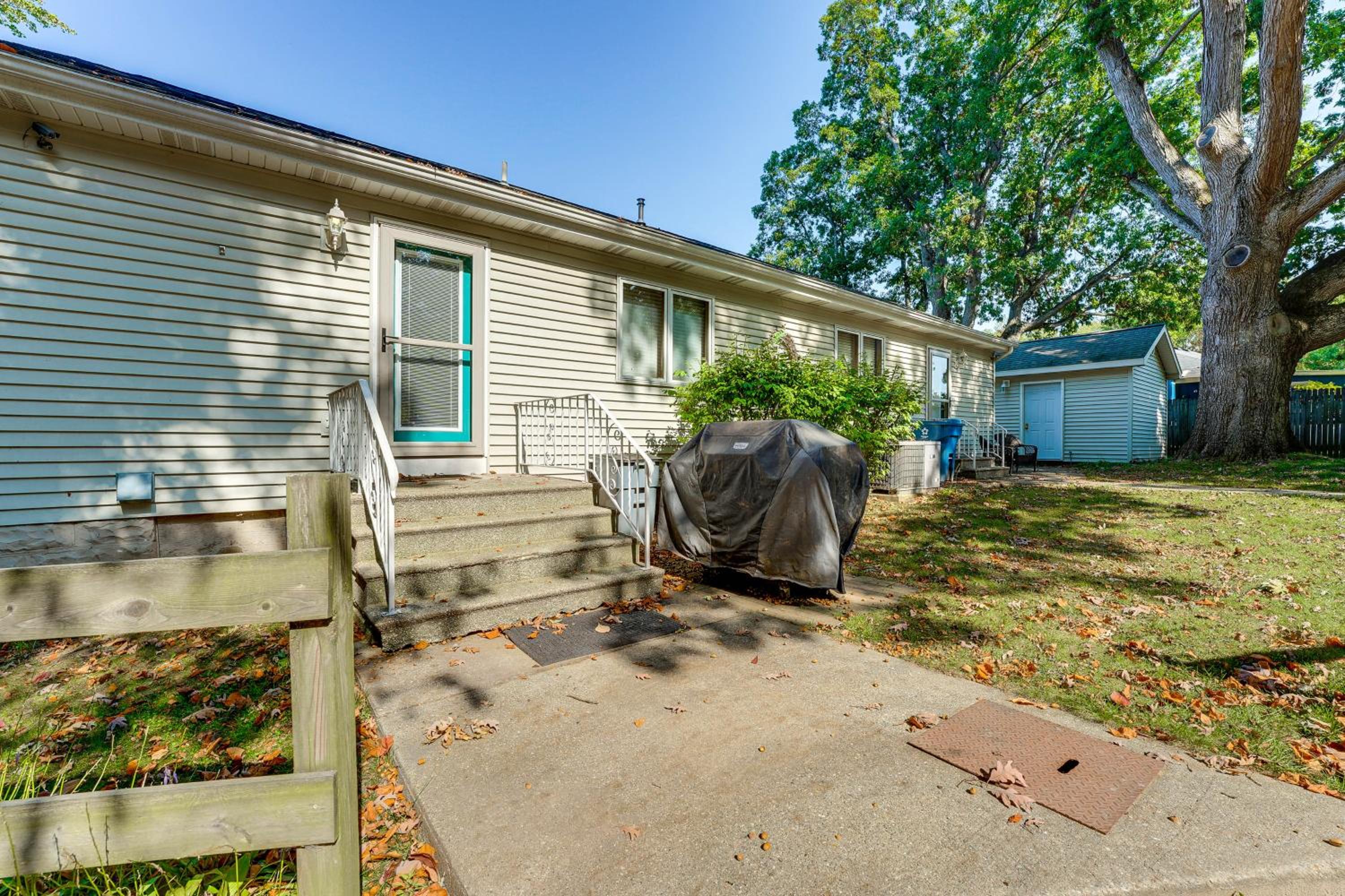 13 Mi to South Haven Lakefront Retreat with Dock!