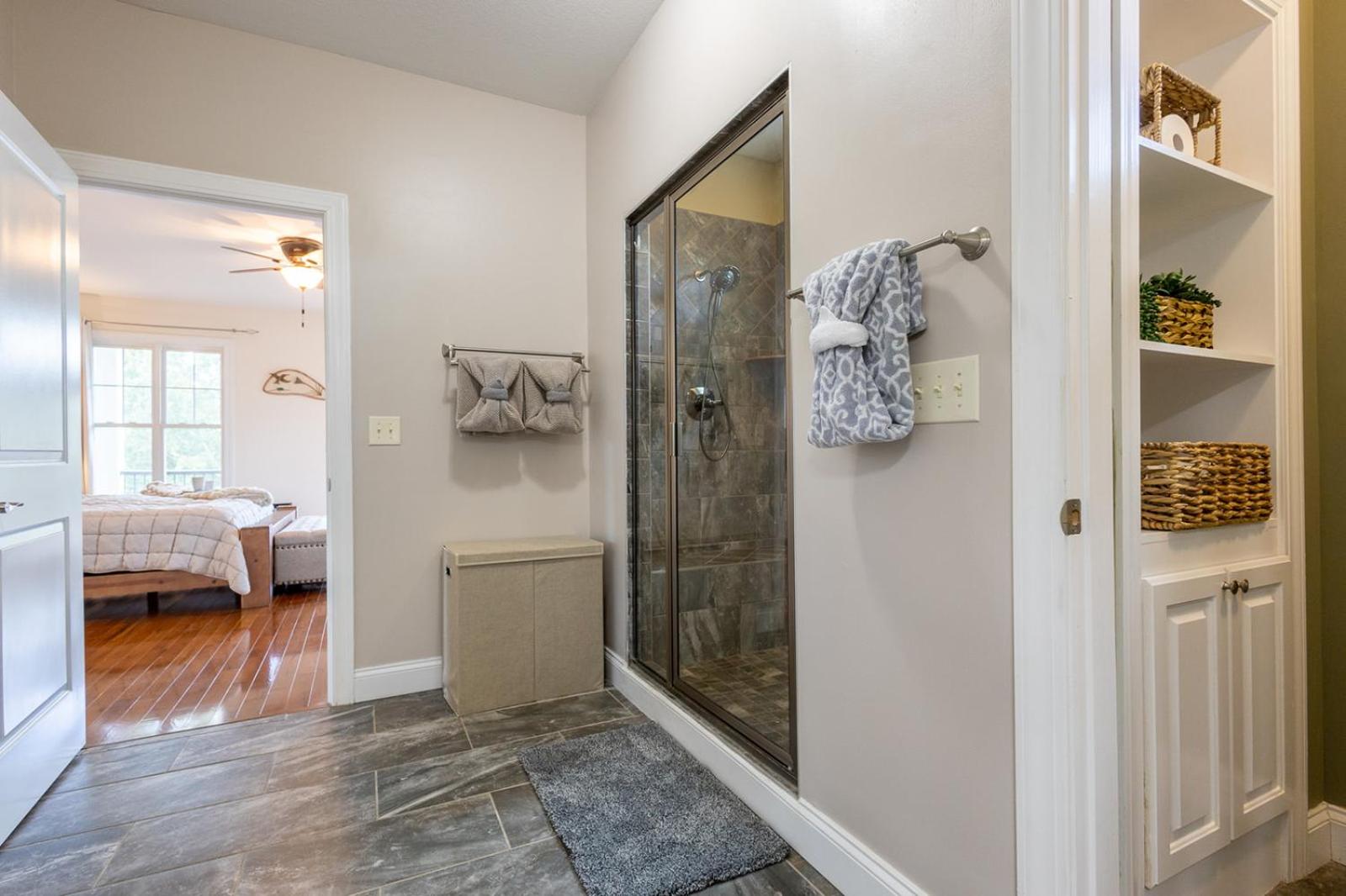 The Retreat at Paradise Hills 6BR Lake Front Dock Game Room