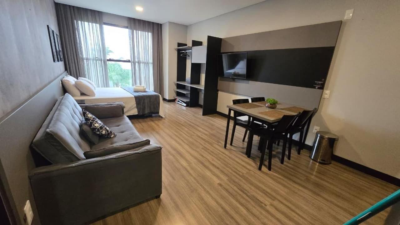 Stay in a building with pool 850m from the beach in Florianópolis - STIs