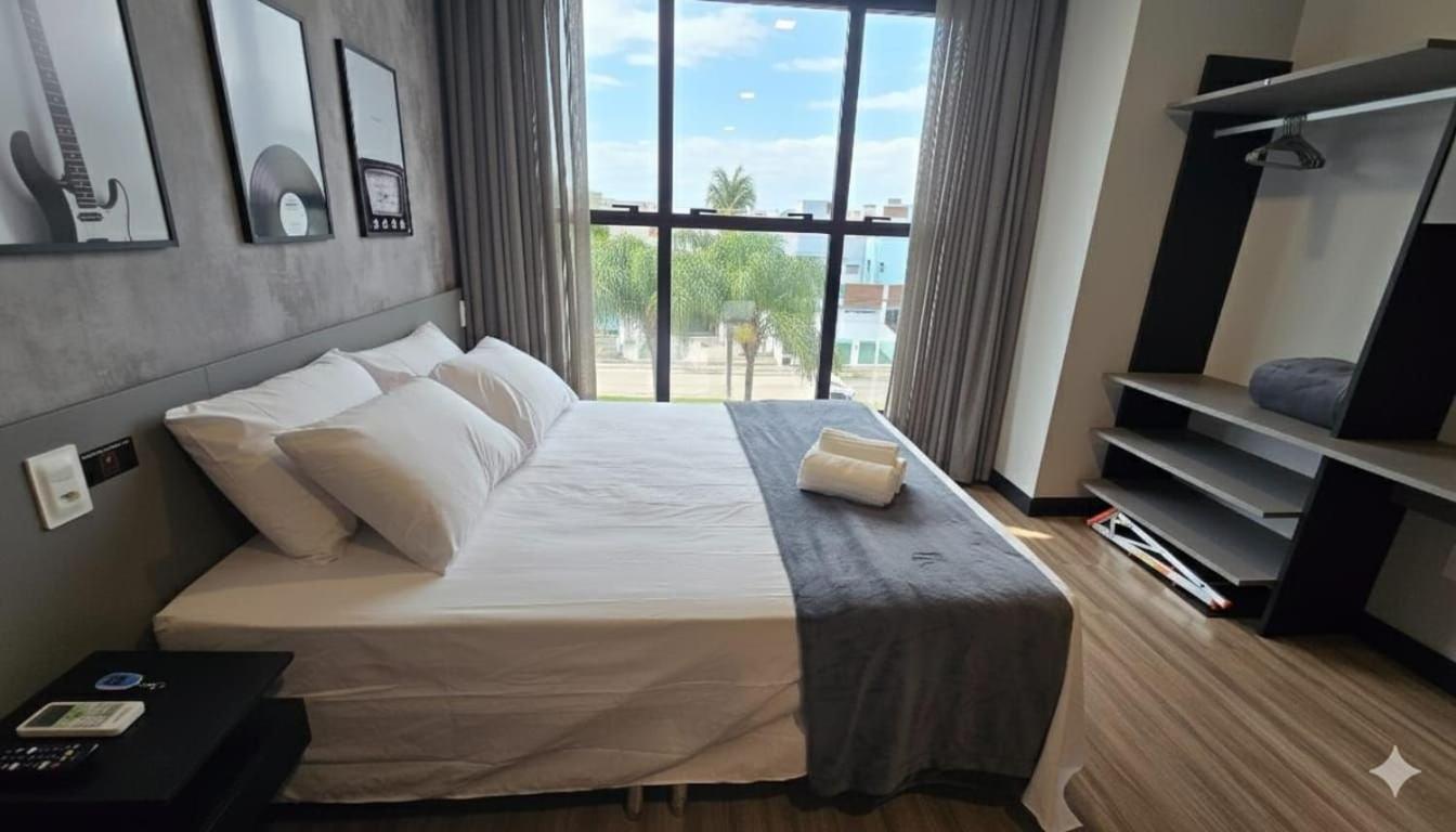 Stay in a building with pool 850m from the beach in Florianópolis - STIs