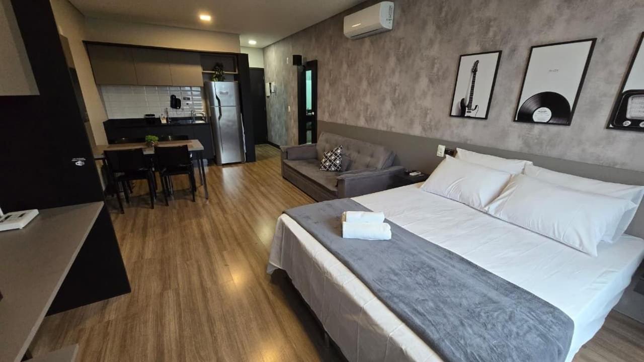 Stay in a building with pool 850m from the beach in Florianópolis - STIs