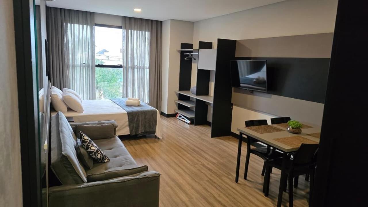 Stay in a building with pool 850m from the beach in Florianópolis - STIs
