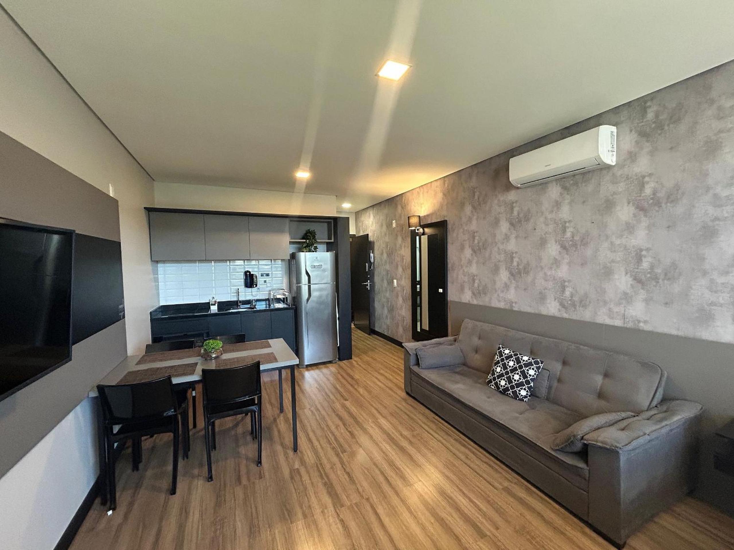 Stay in a building with pool 850m from the beach in Florianópolis - STIs
