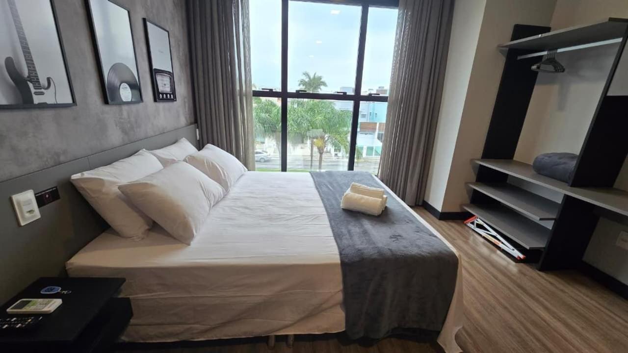 Stay in a building with pool 850m from the beach in Florianópolis - STIs