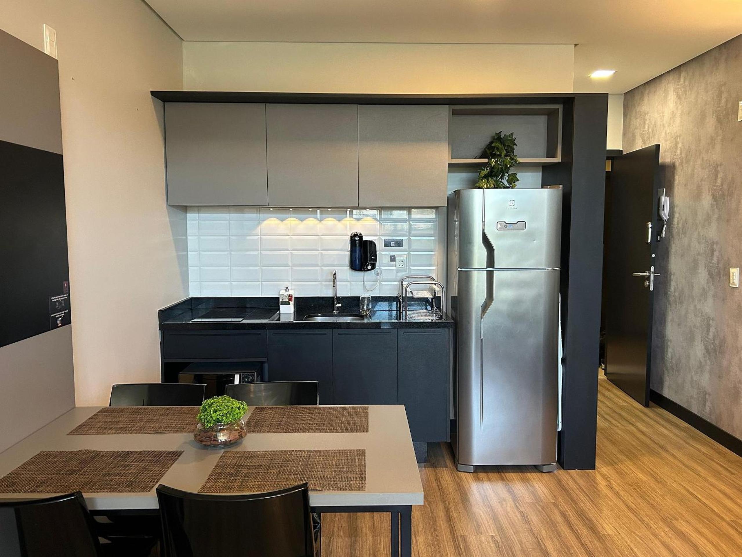 Stay in a building with pool 850m from the beach in Florianópolis - STIs