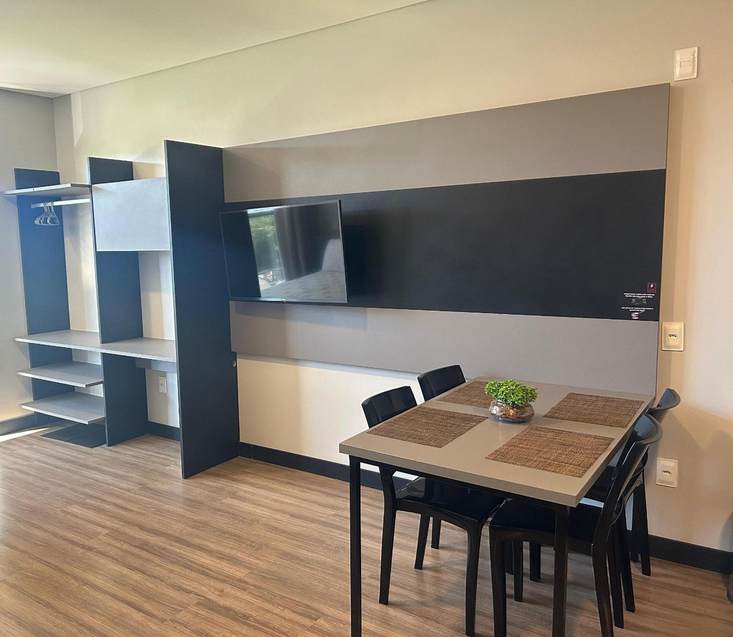 Stay in a building with pool 850m from the beach in Florianópolis - STIs
