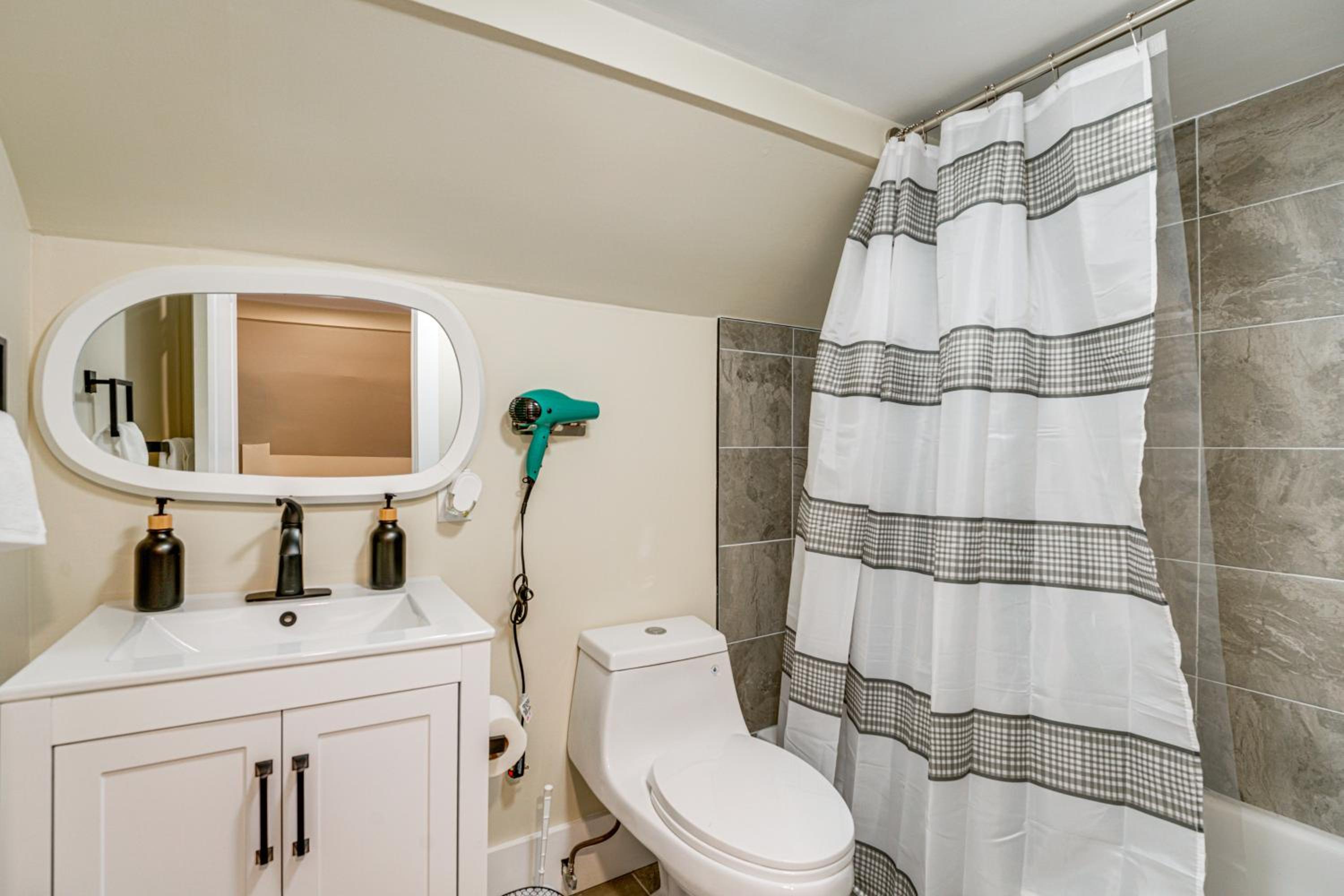 5 Mi to Dtwn Detroit Pet-Friendly Edison Home