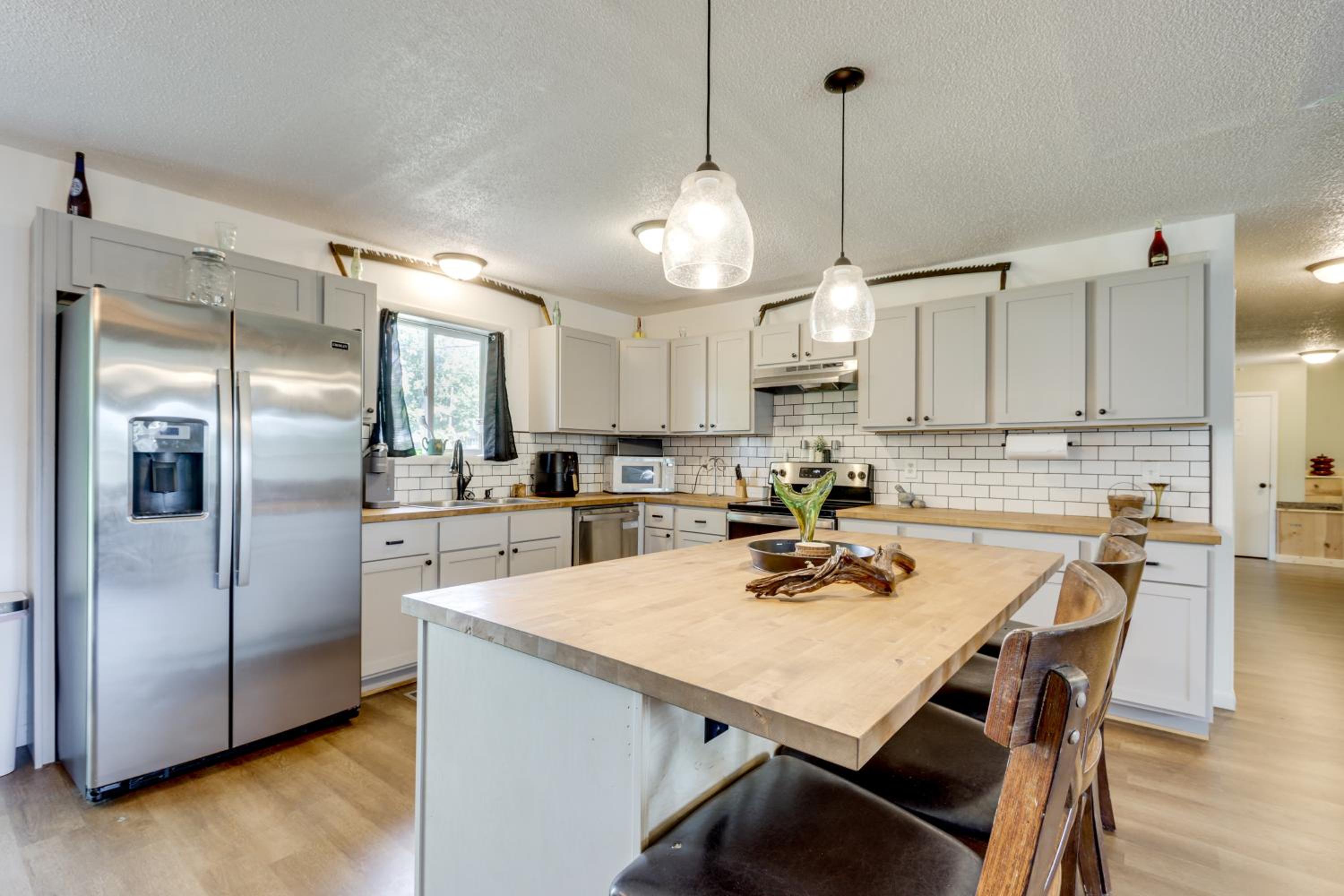 1 Mi to Shops and Cafes Updated Cassville Home!