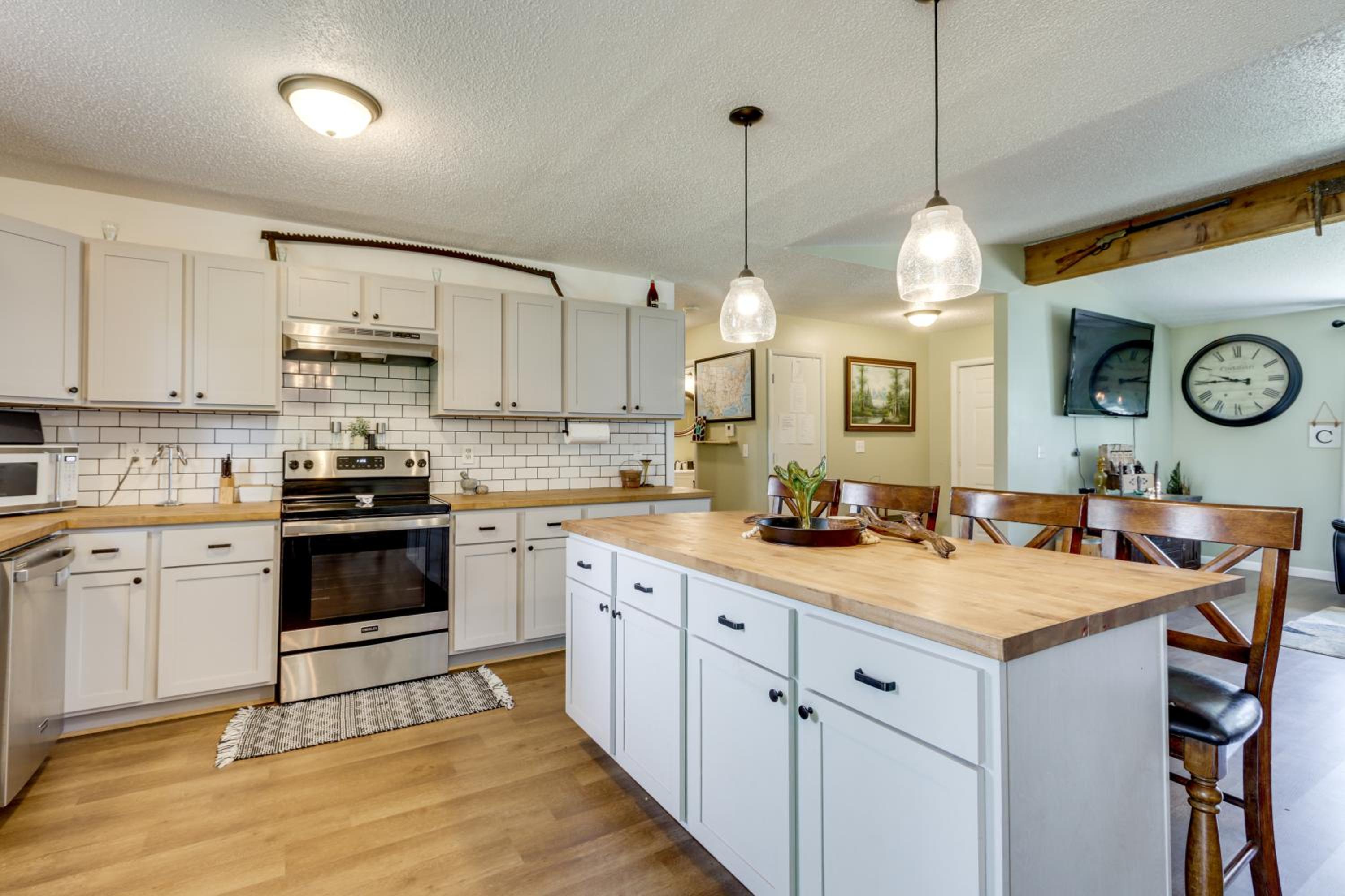 1 Mi to Shops and Cafes Updated Cassville Home!