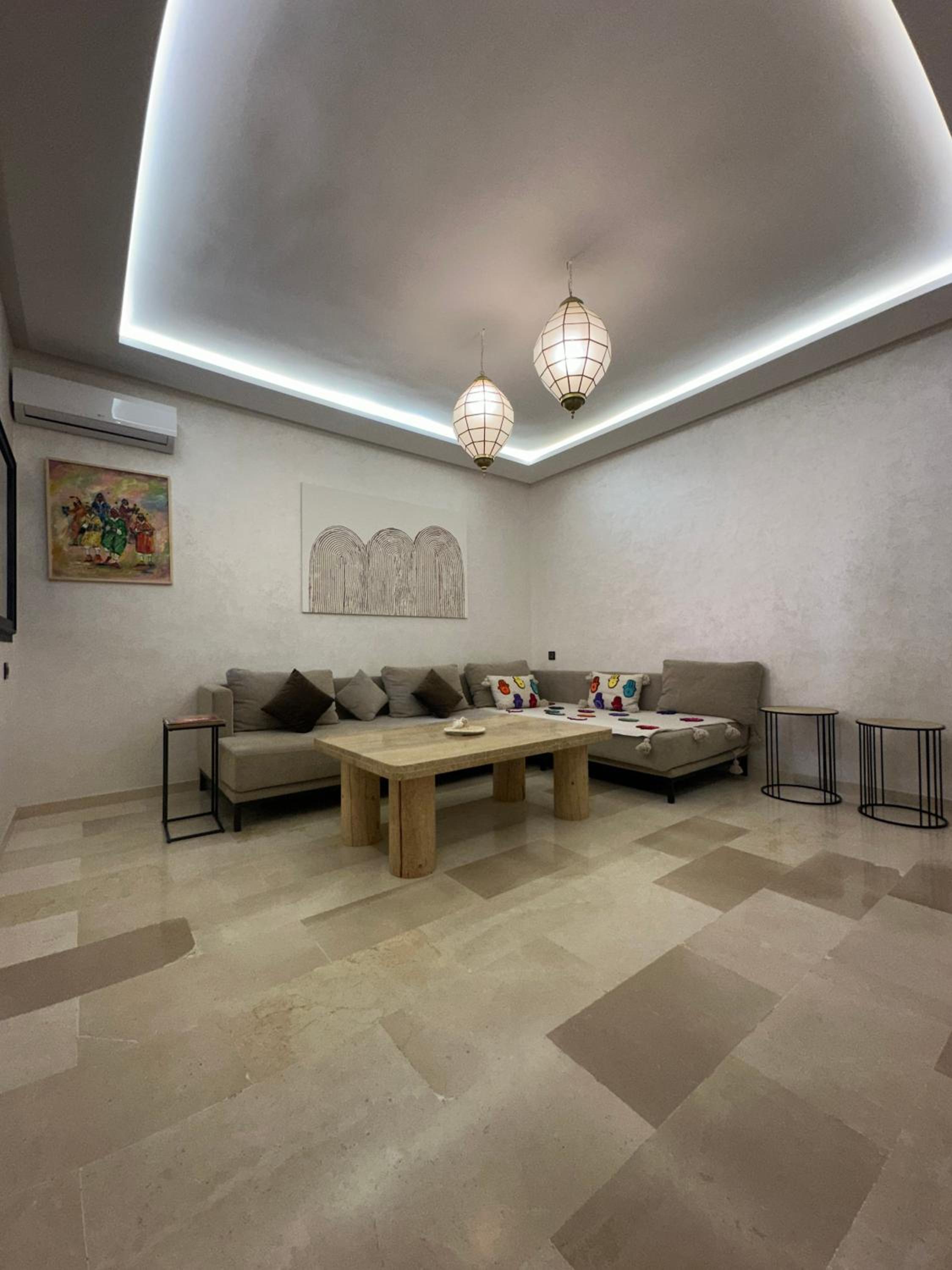 Gueliz Central Apartment with Pool and Parking