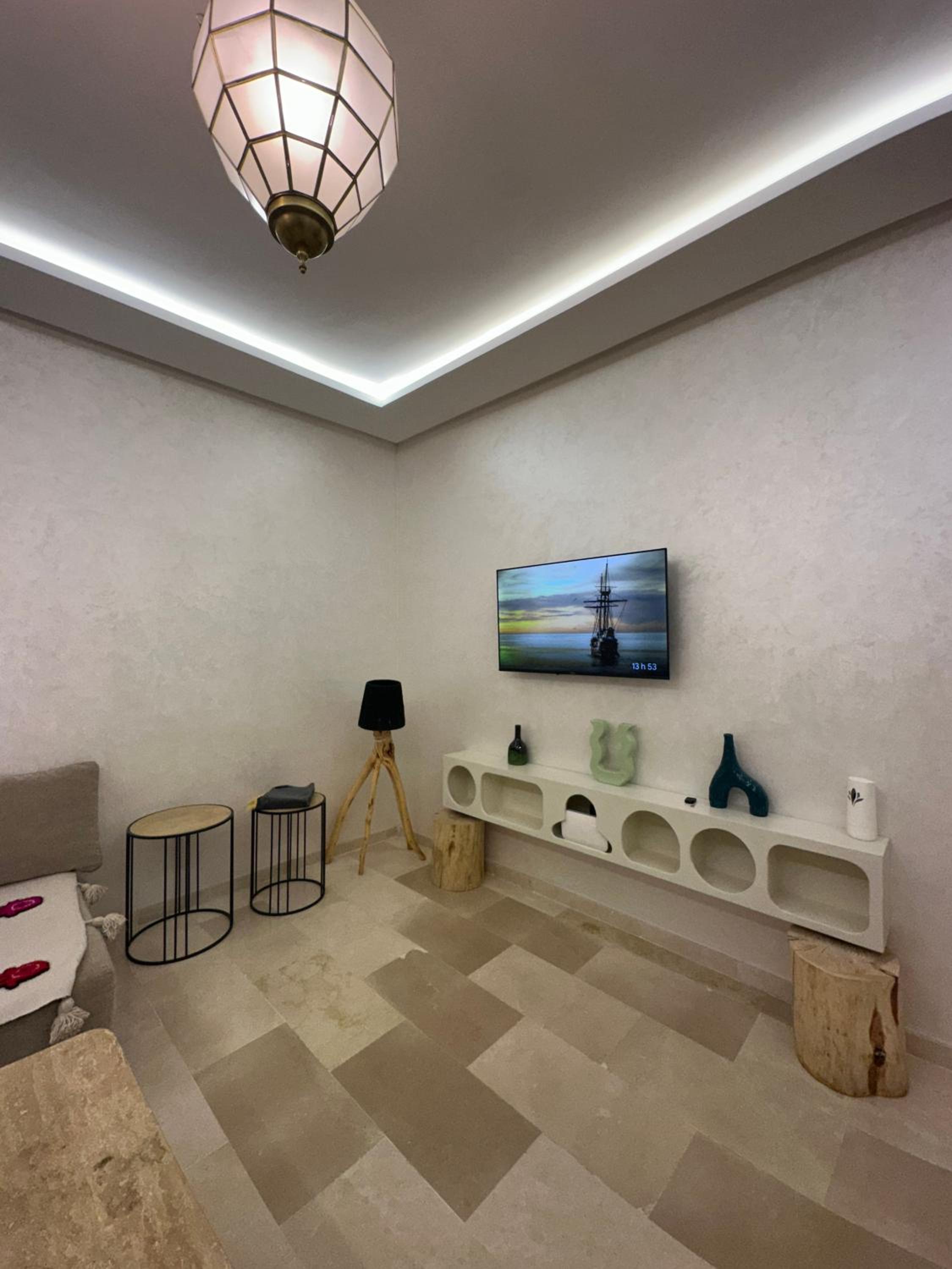 Gueliz Central Apartment with Pool and Parking