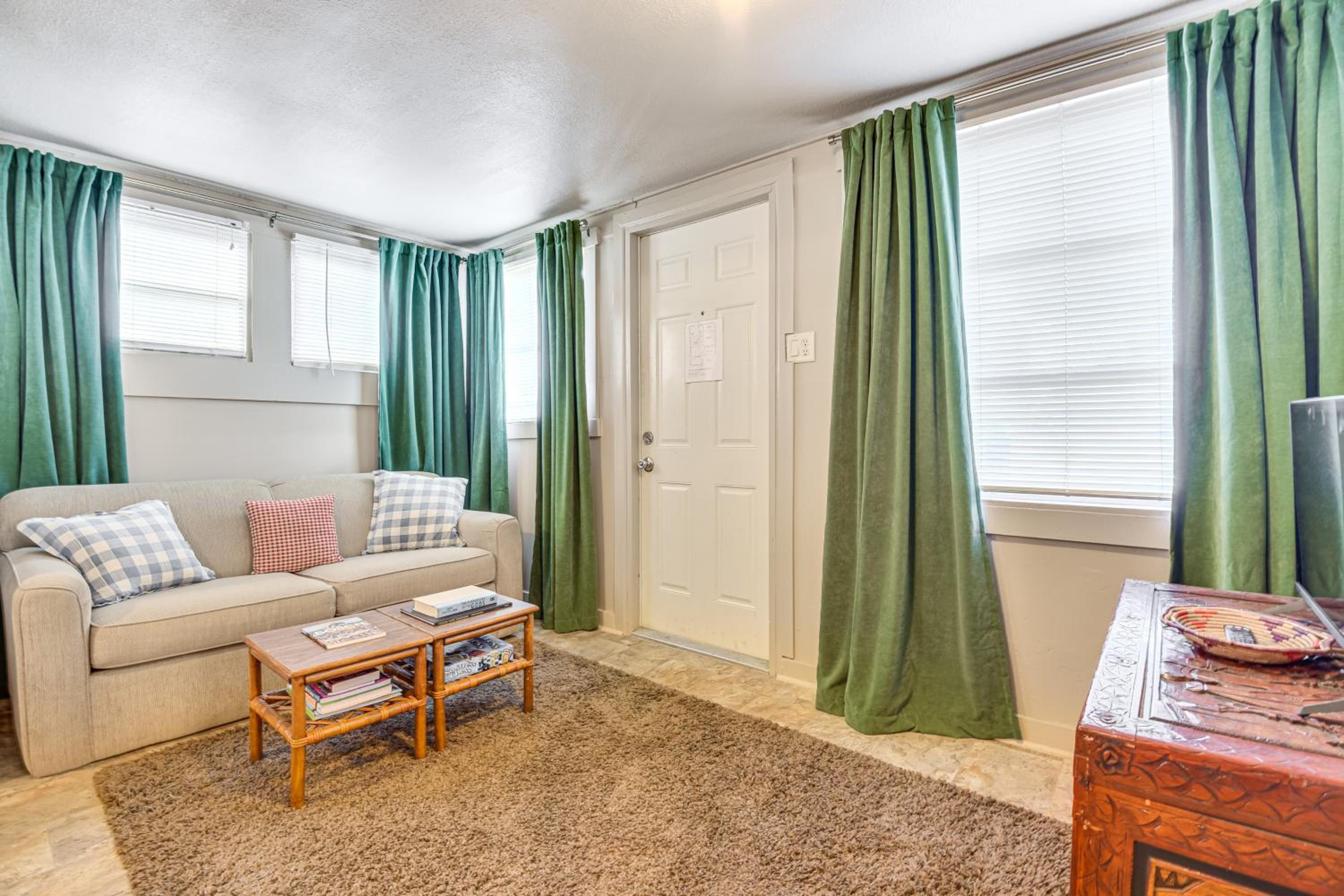 Stroll to Bradenton Riverwalk! Stylish Apartment