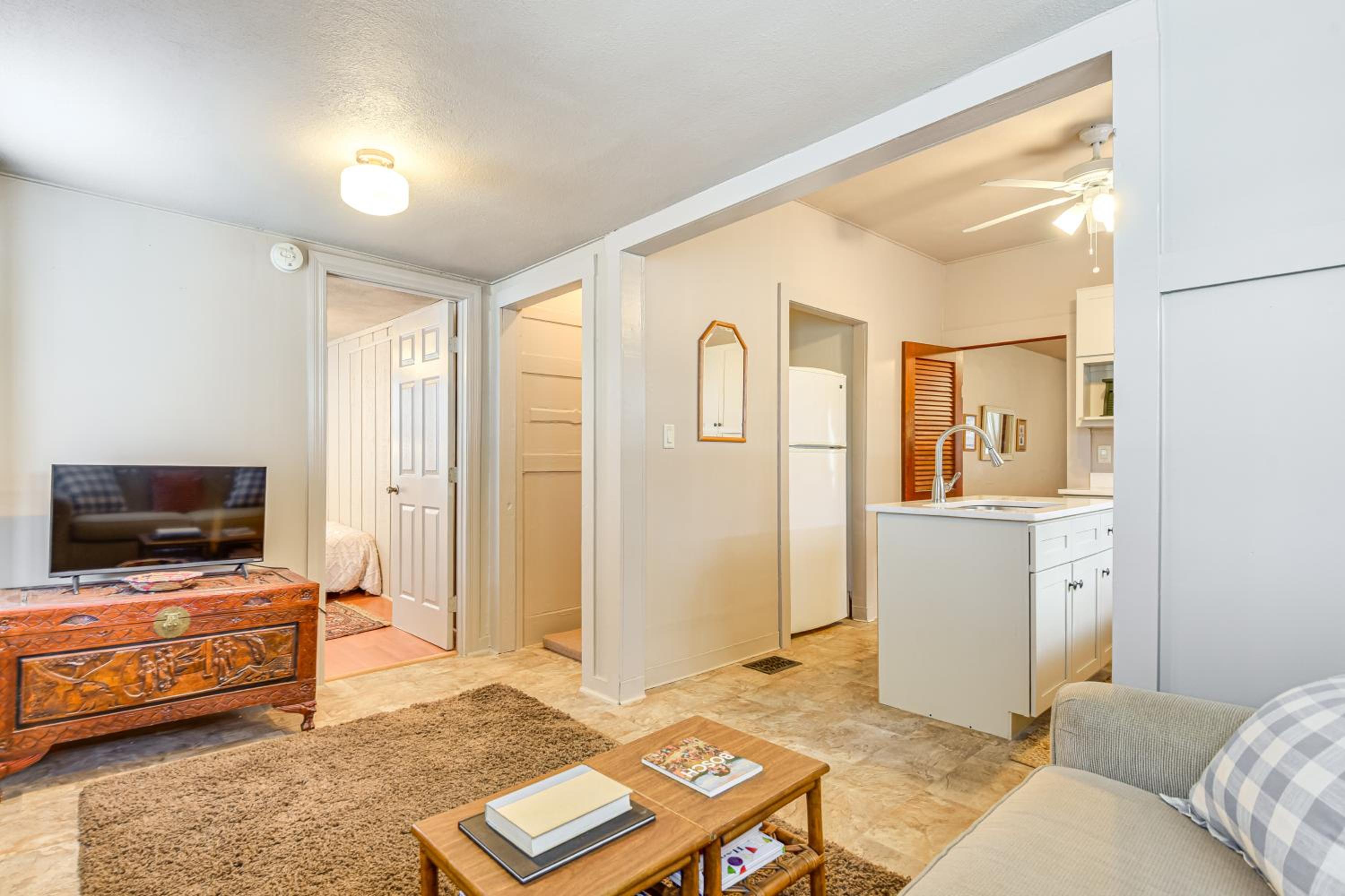 Stroll to Bradenton Riverwalk! Stylish Apartment