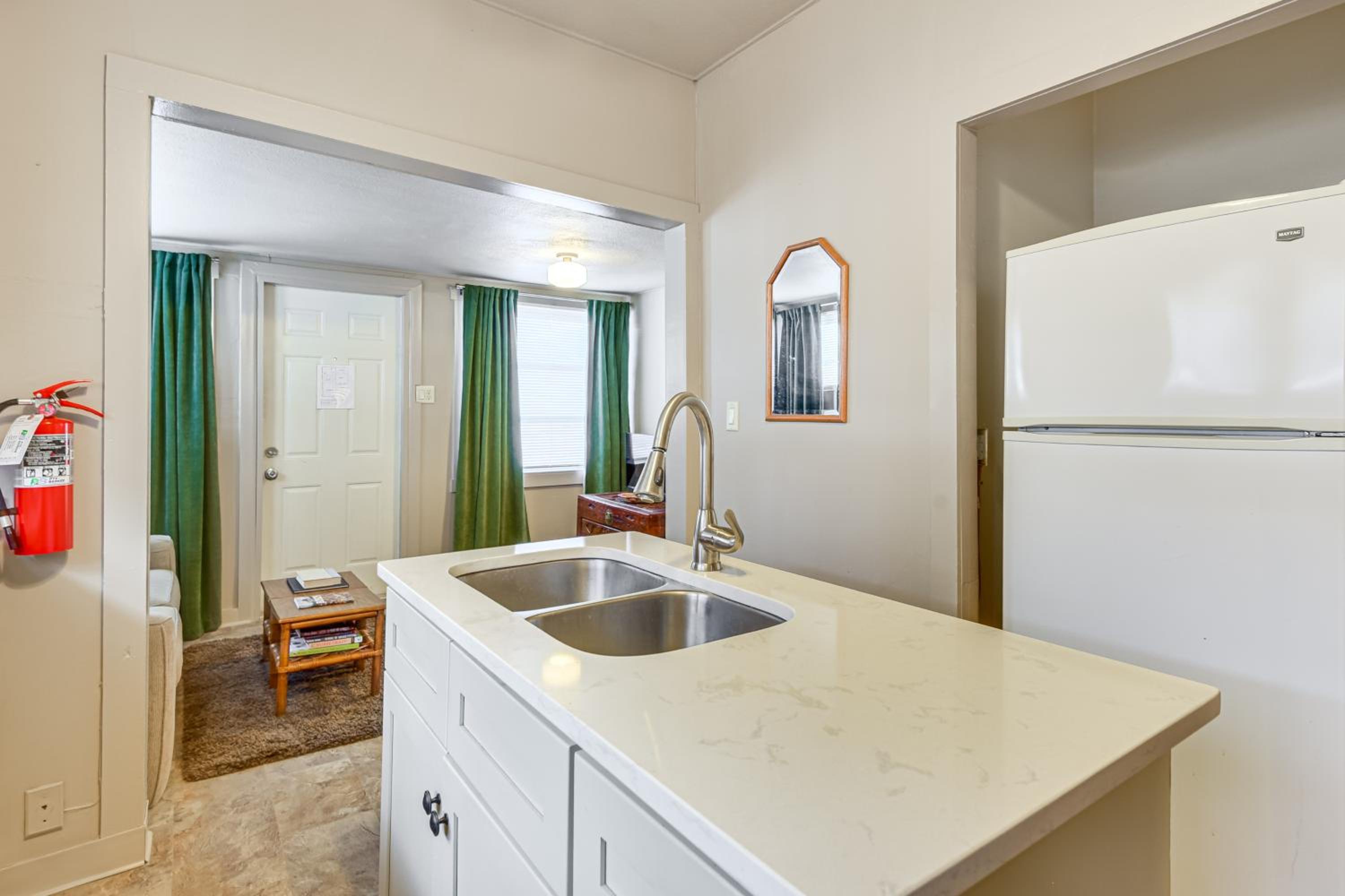 Stroll to Bradenton Riverwalk! Stylish Apartment