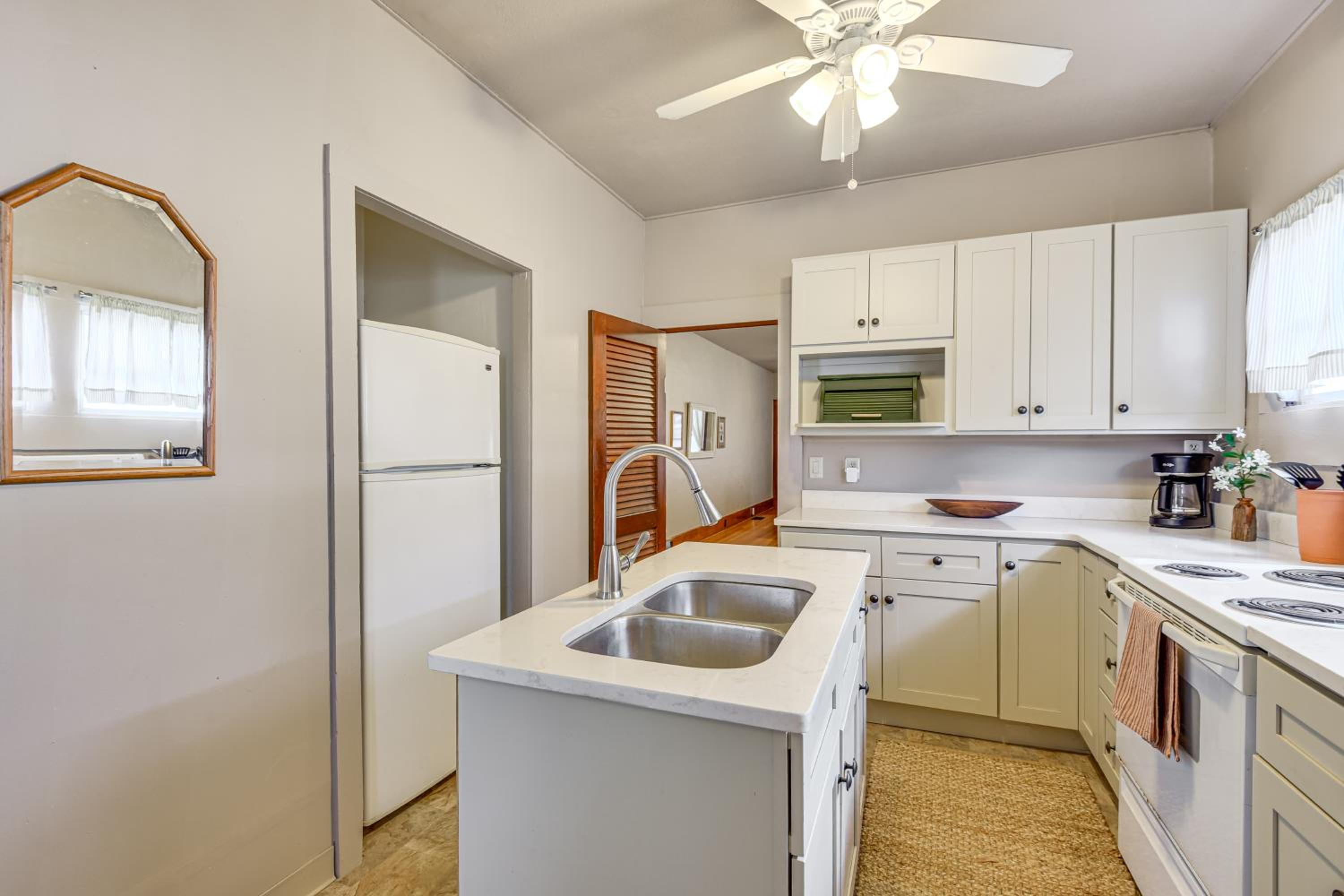 Stroll to Bradenton Riverwalk! Stylish Apartment