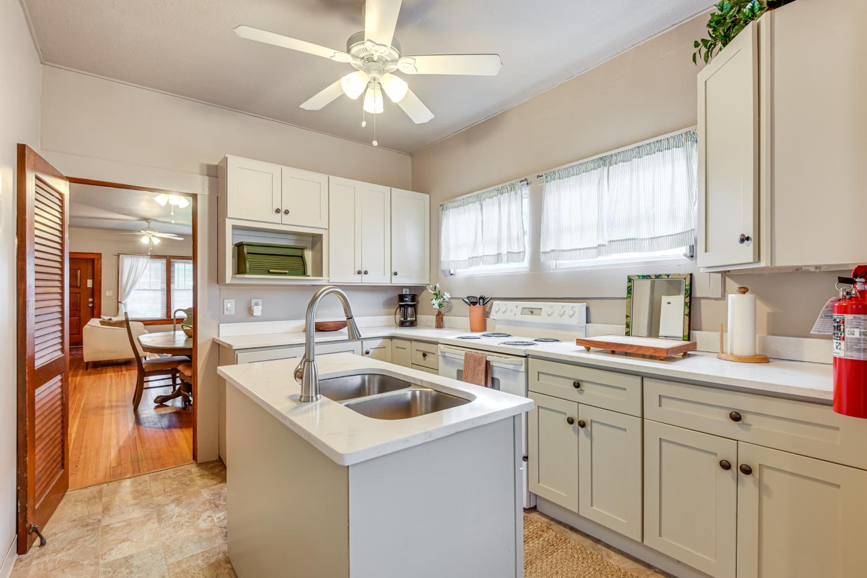 Stroll to Bradenton Riverwalk! Stylish Apartment
