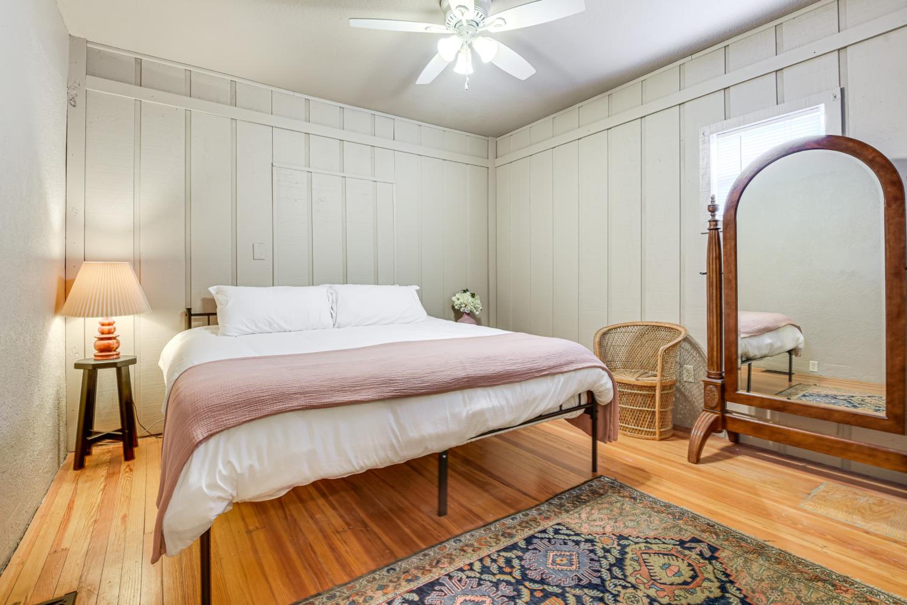 Stroll to Bradenton Riverwalk! Stylish Apartment