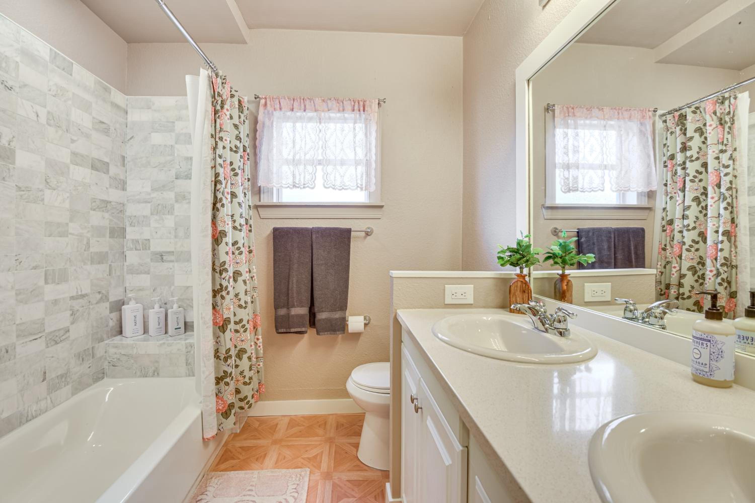 Stroll to Bradenton Riverwalk! Stylish Apartment