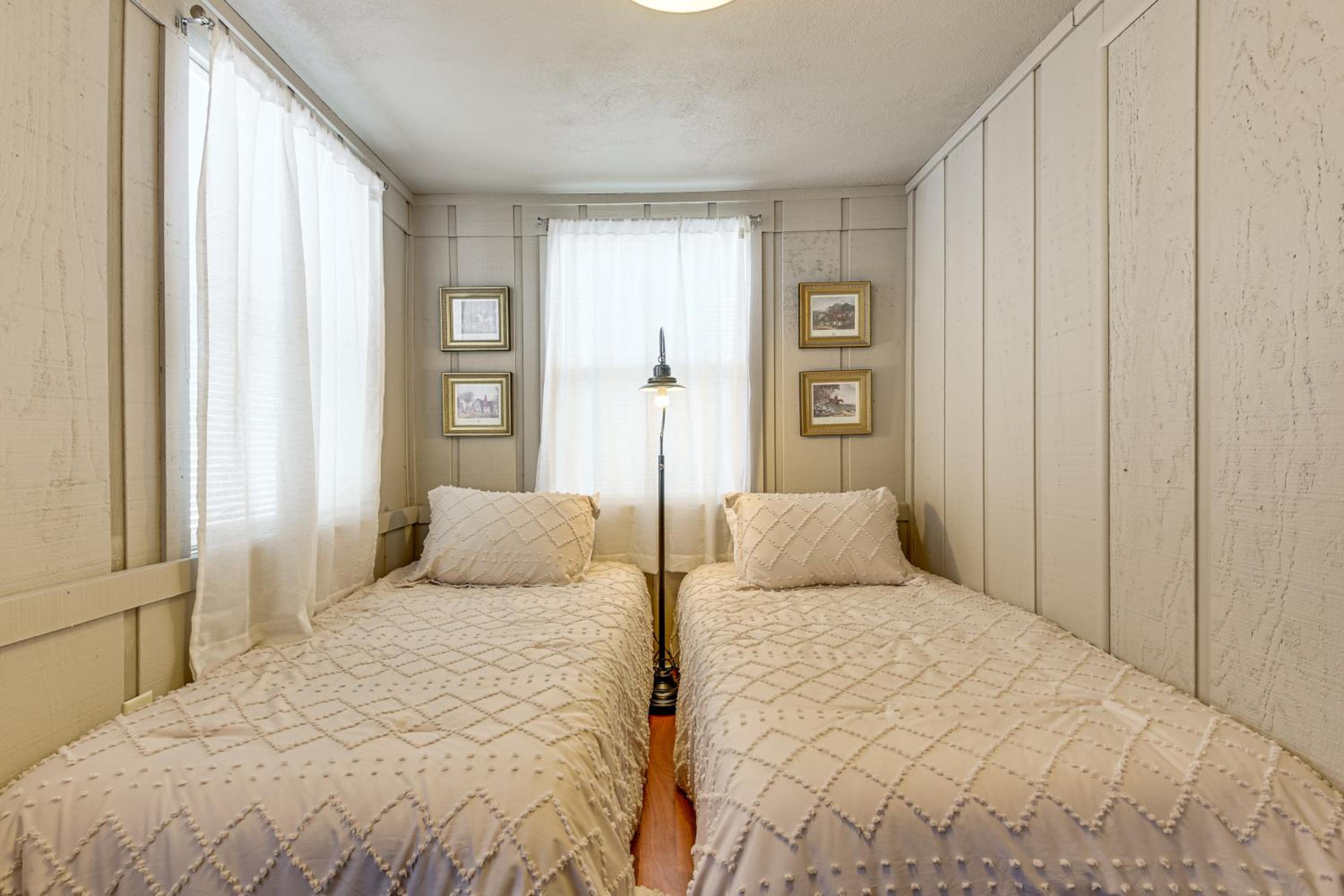 Stroll to Bradenton Riverwalk! Stylish Apartment