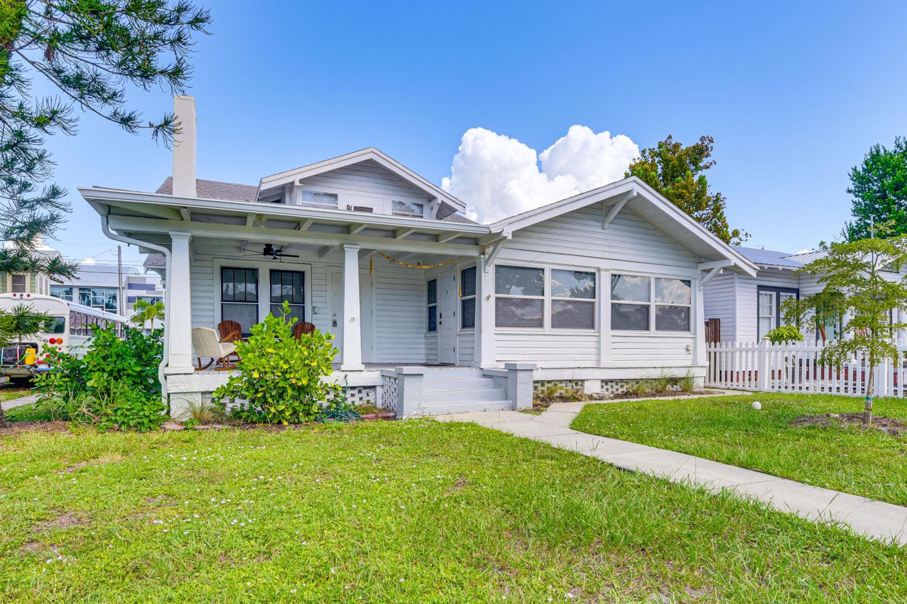 Stroll to Bradenton Riverwalk! Stylish Apartment