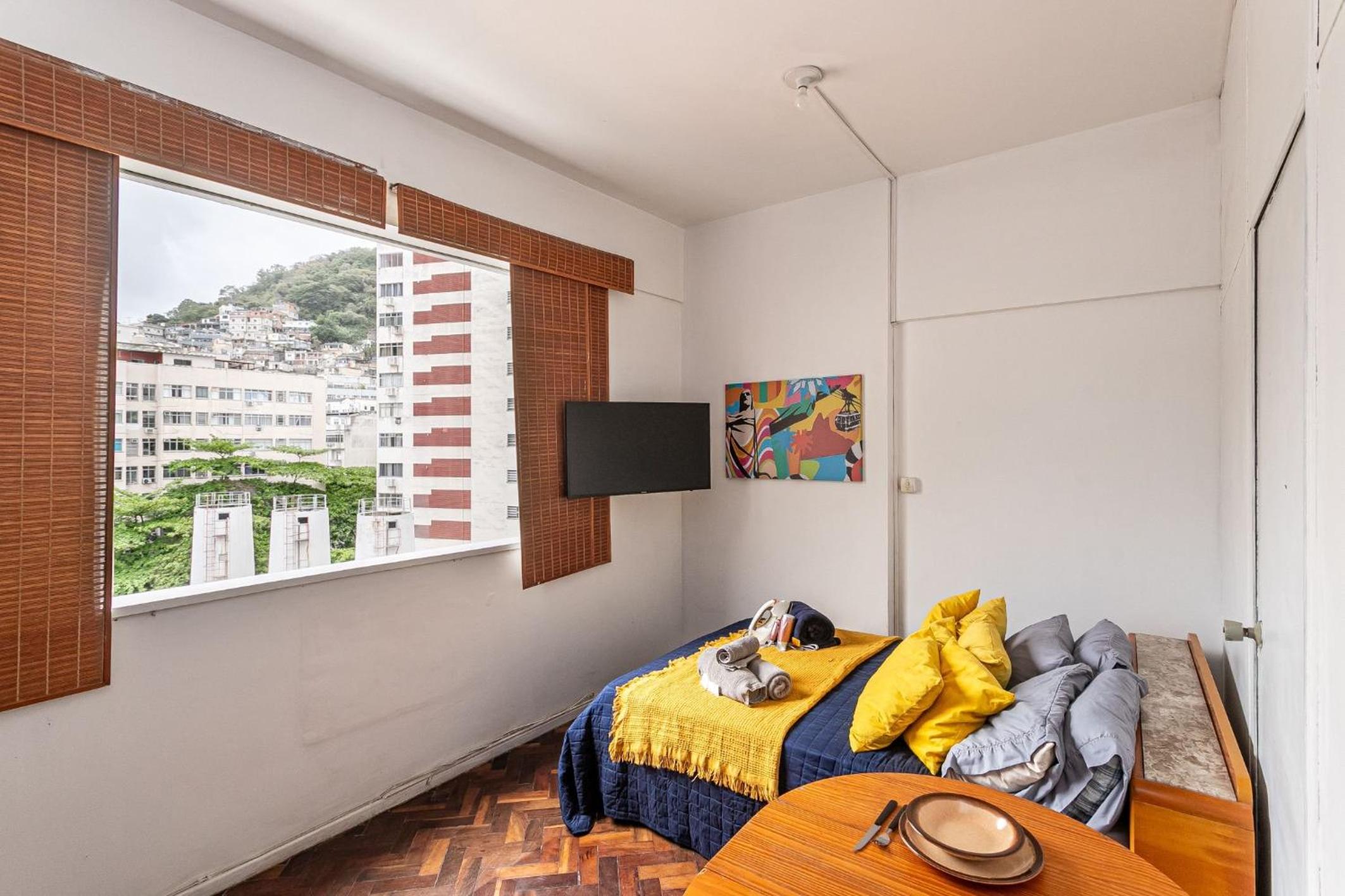 Copacabana: Beach, Cozy and Practical | 4 Guests