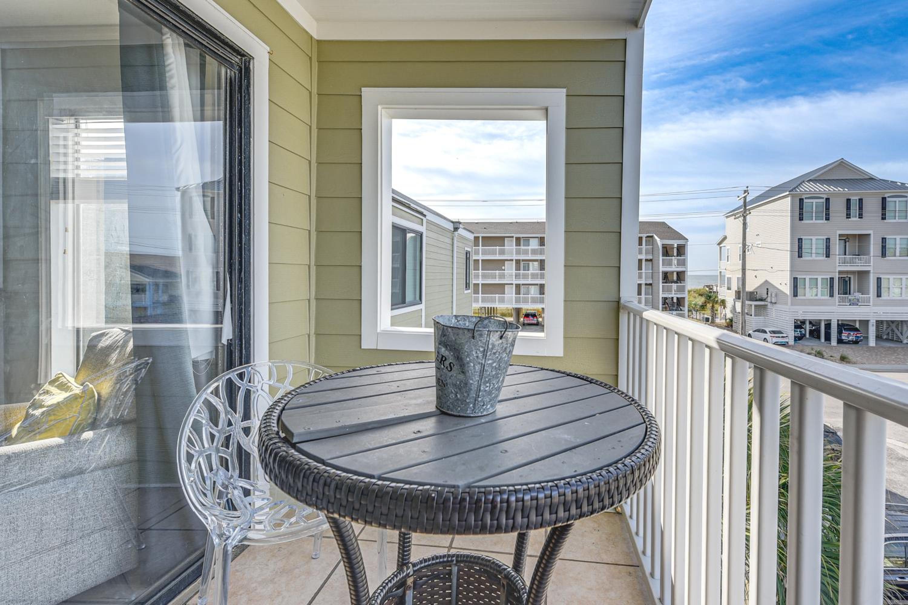 Steps to Sand and Pool! 3rd-Floor Myrtle Beach Condo