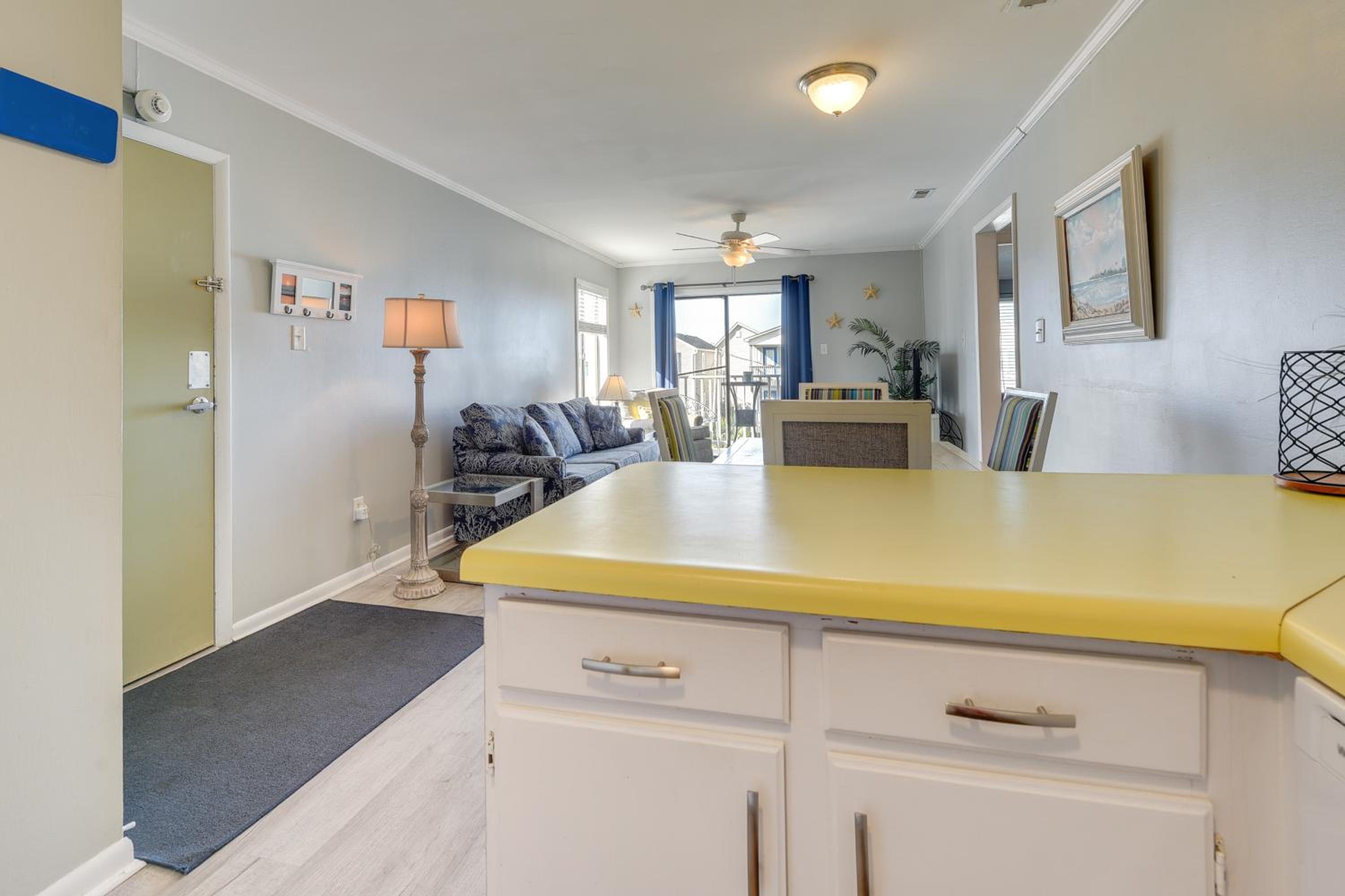 Steps to Sand and Pool! 3rd-Floor Myrtle Beach Condo