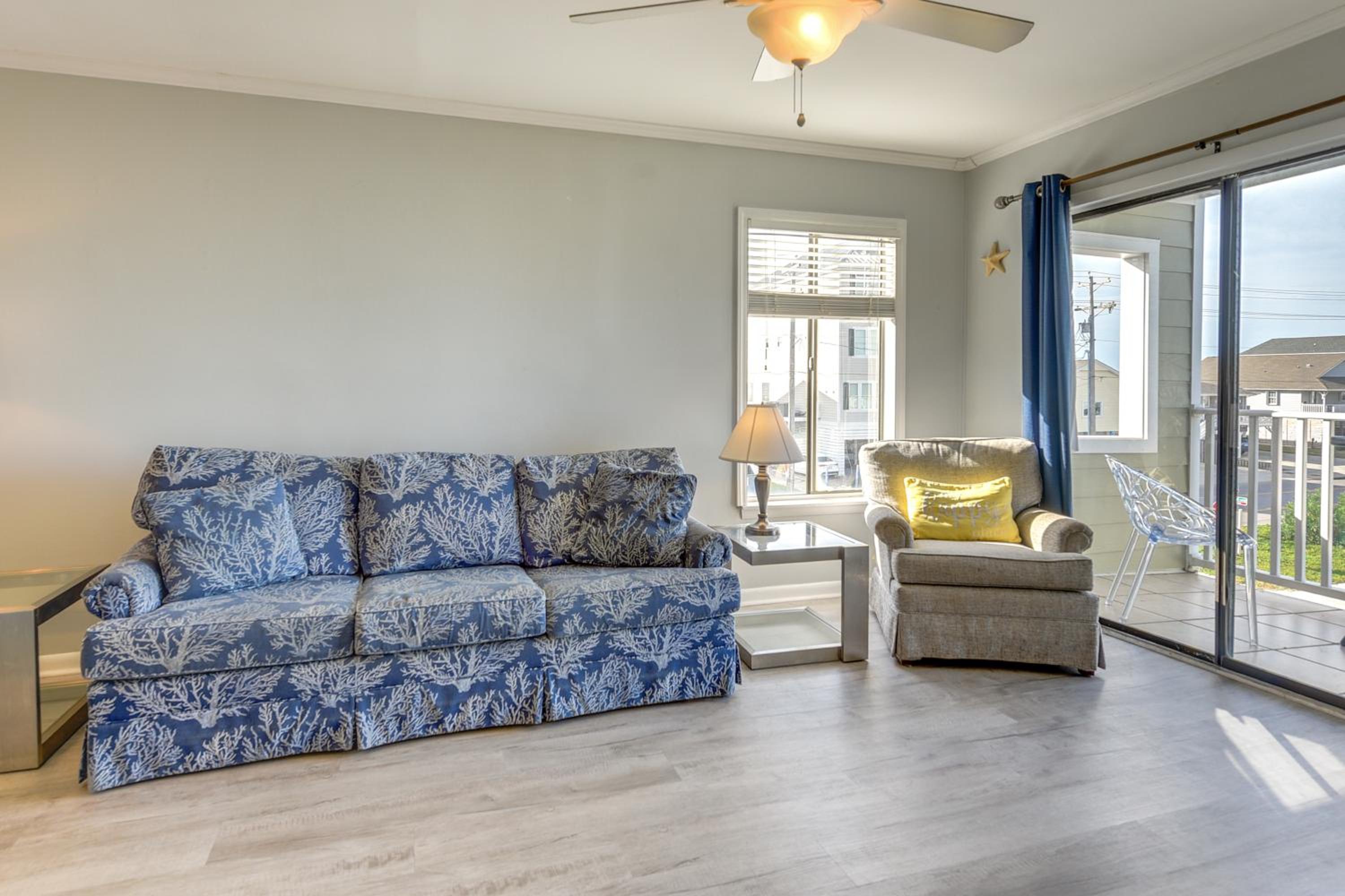 Steps to Sand and Pool! 3rd-Floor Myrtle Beach Condo