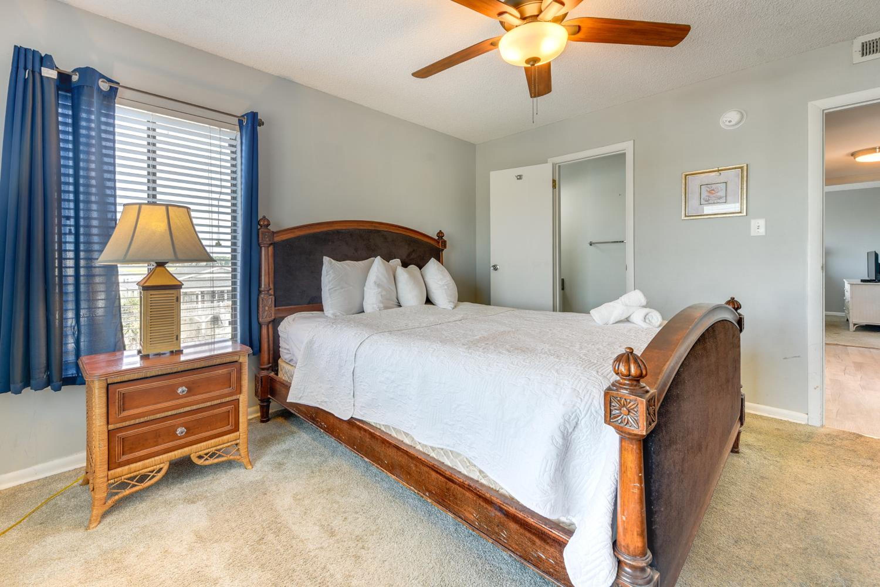 Steps to Sand and Pool! 3rd-Floor Myrtle Beach Condo