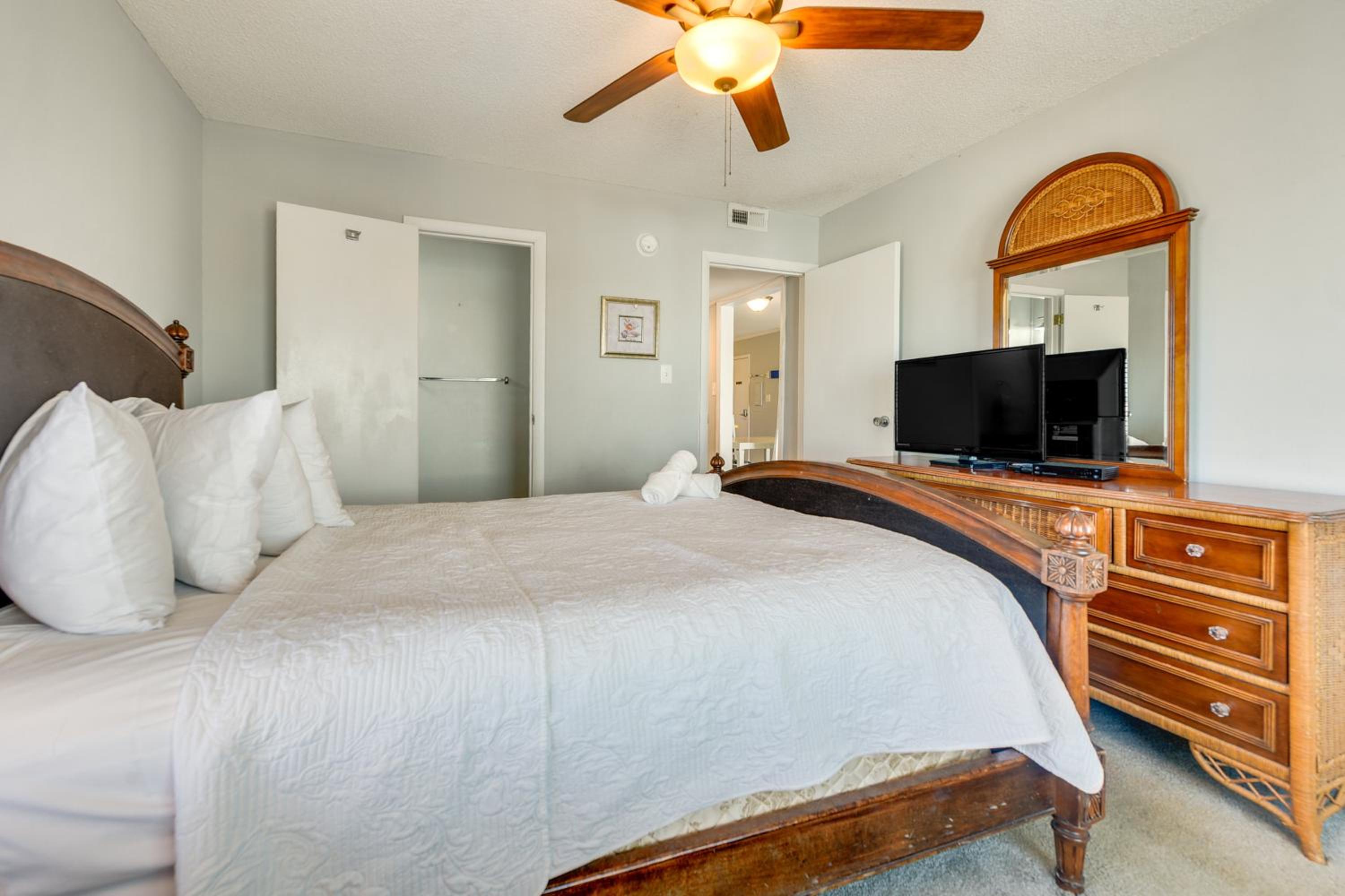 Steps to Sand and Pool! 3rd-Floor Myrtle Beach Condo