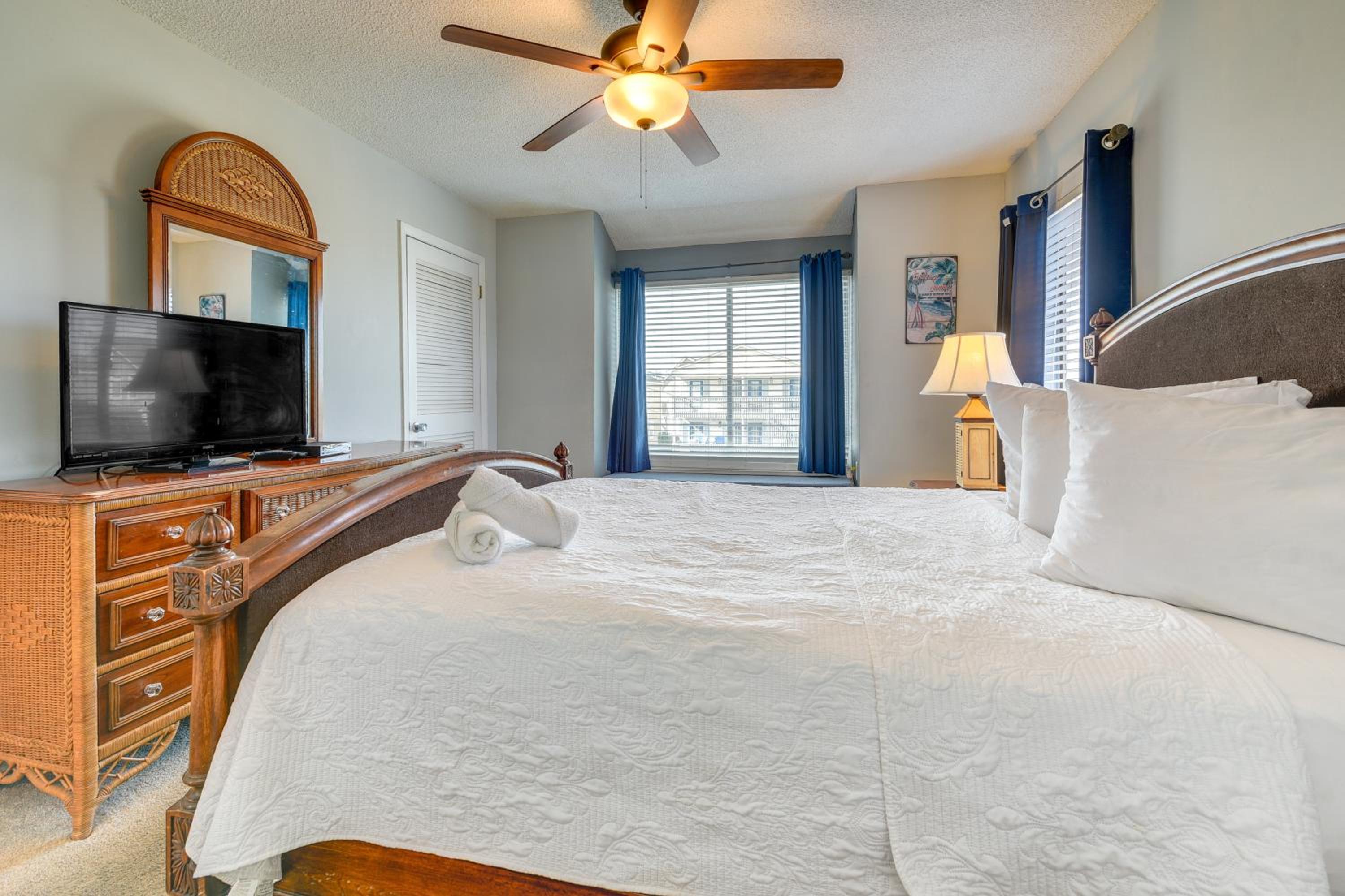 Steps to Sand and Pool! 3rd-Floor Myrtle Beach Condo