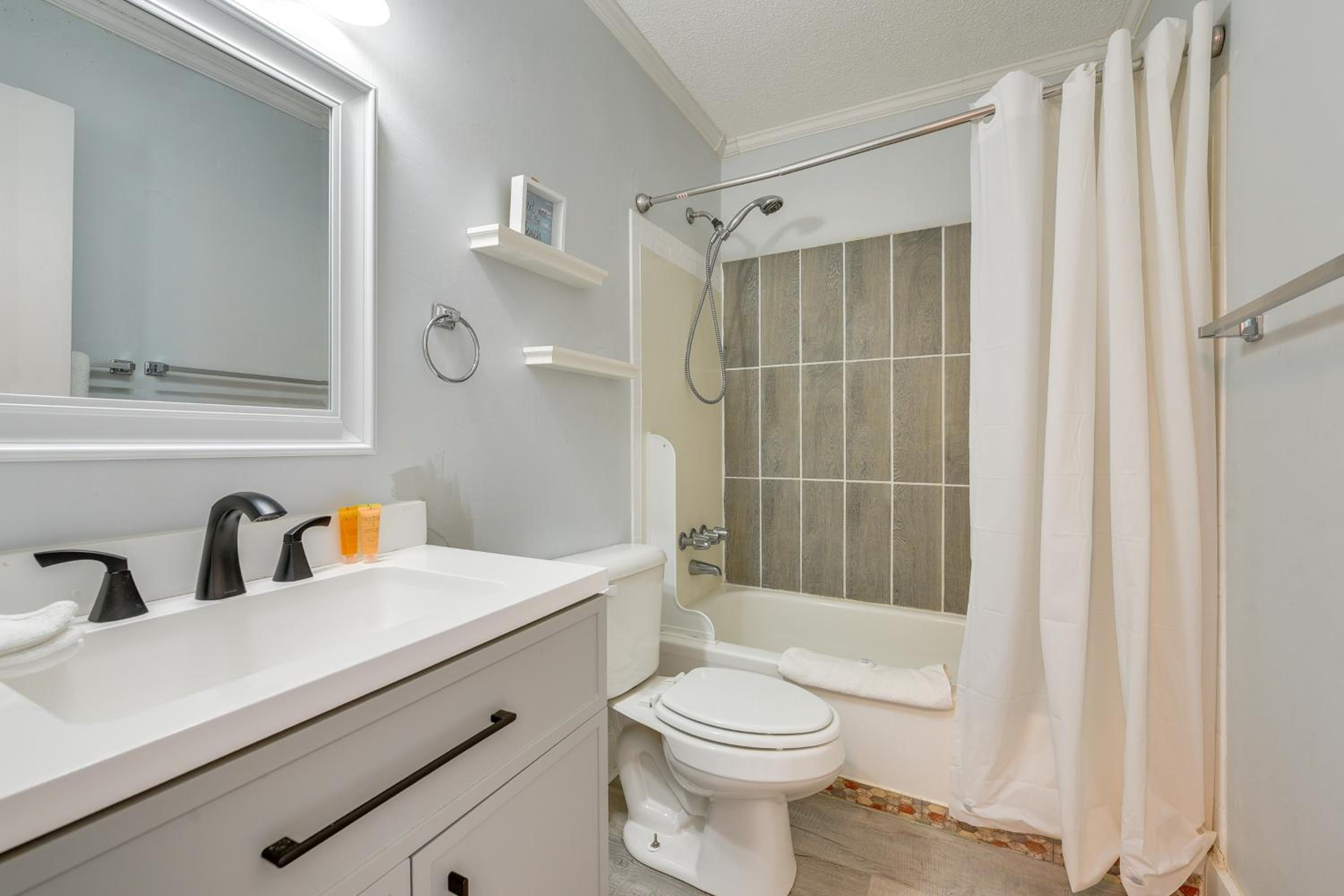 Steps to Sand and Pool! 3rd-Floor Myrtle Beach Condo