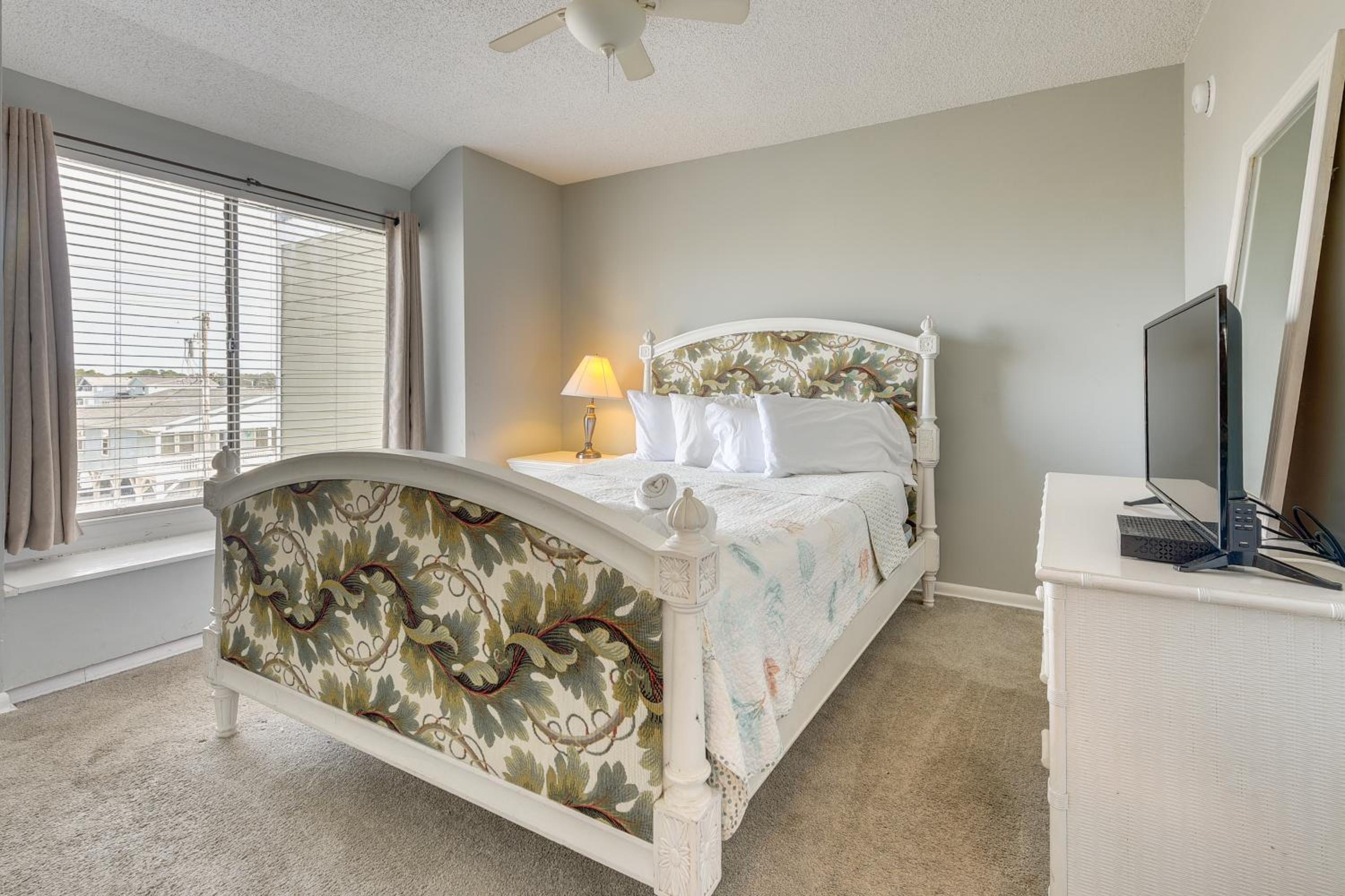 Steps to Sand and Pool! 3rd-Floor Myrtle Beach Condo
