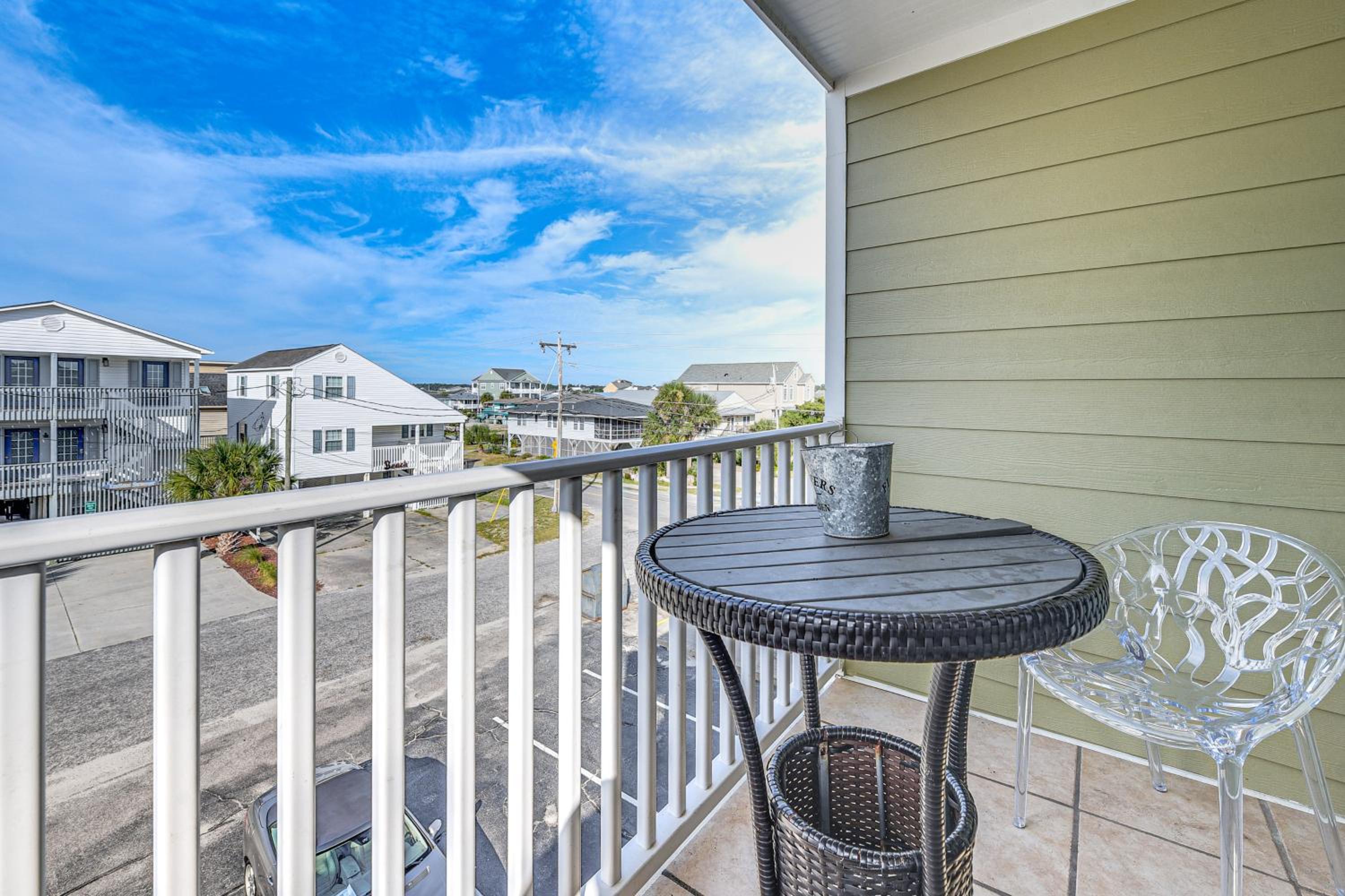Steps to Sand and Pool! 3rd-Floor Myrtle Beach Condo
