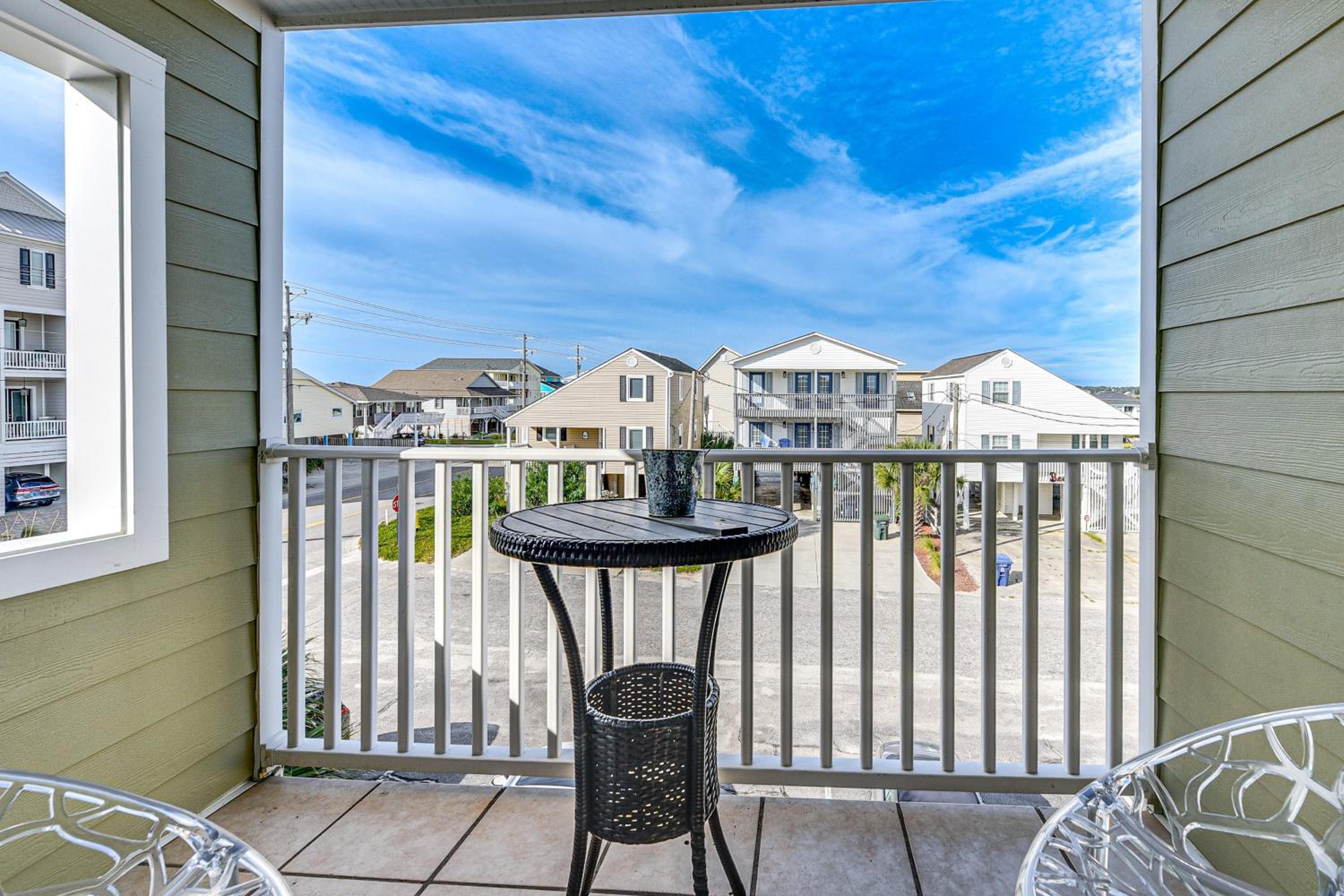 Steps to Sand and Pool! 3rd-Floor Myrtle Beach Condo