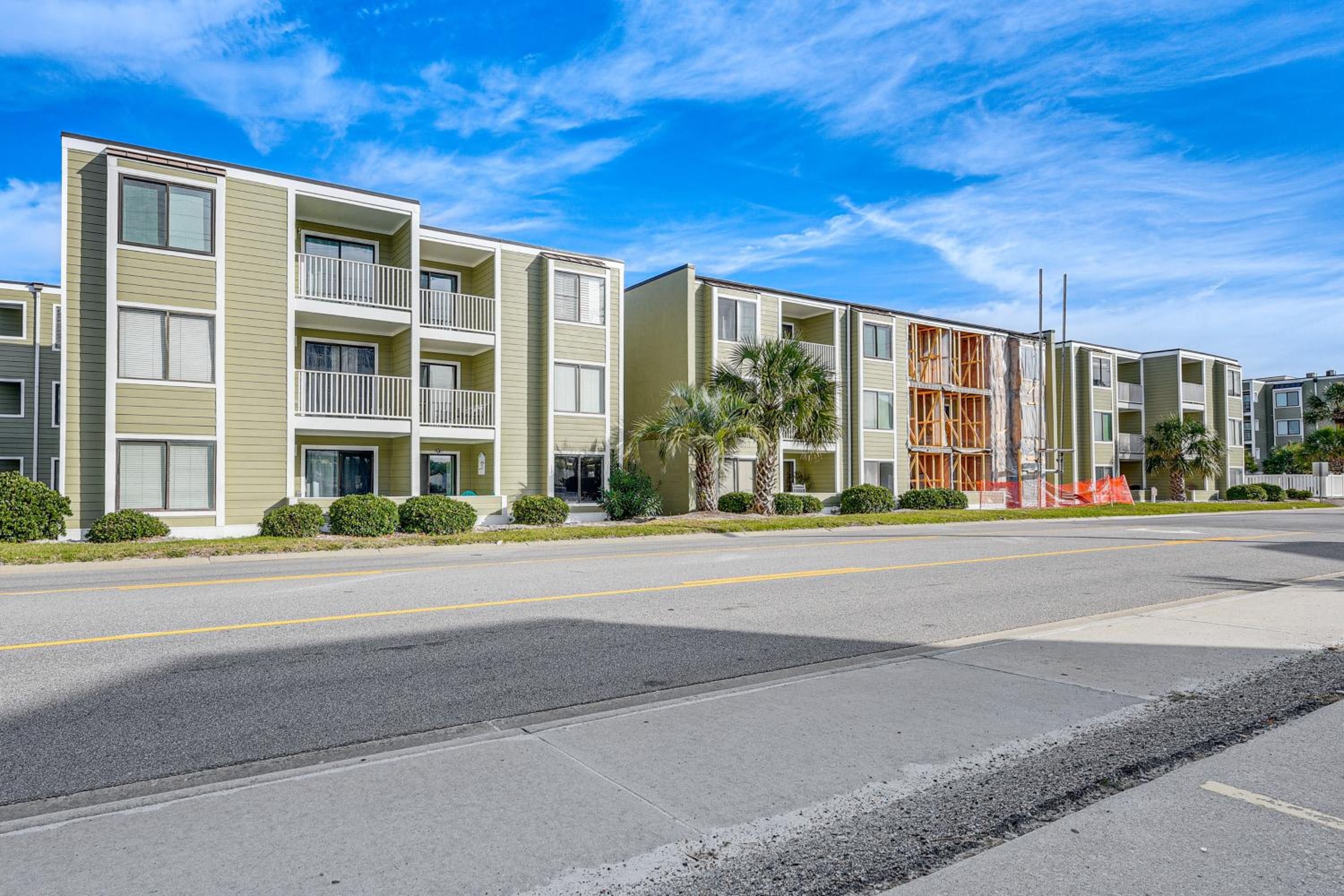 Steps to Sand and Pool! 3rd-Floor Myrtle Beach Condo