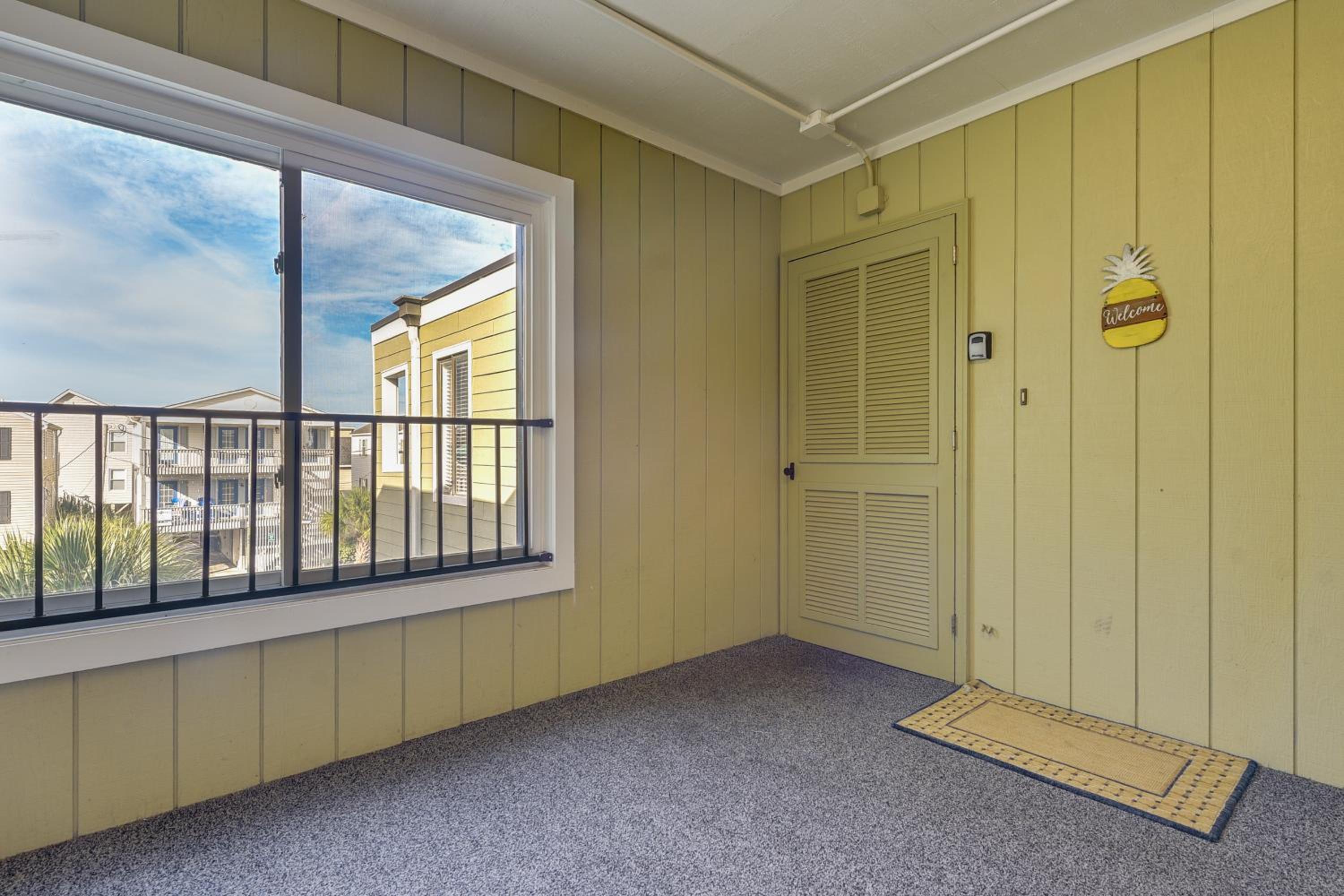 Steps to Sand and Pool! 3rd-Floor Myrtle Beach Condo