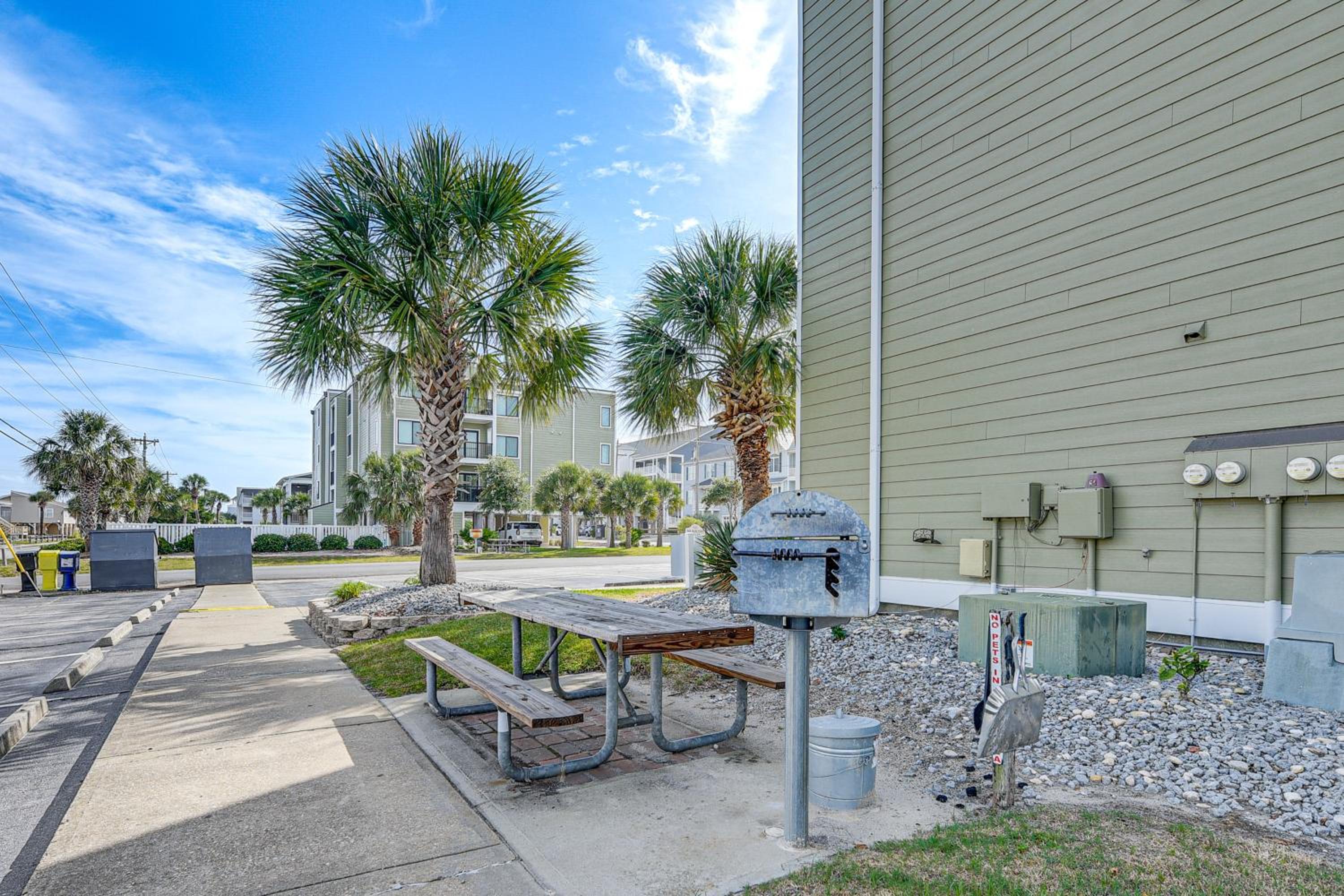 Steps to Sand and Pool! 3rd-Floor Myrtle Beach Condo