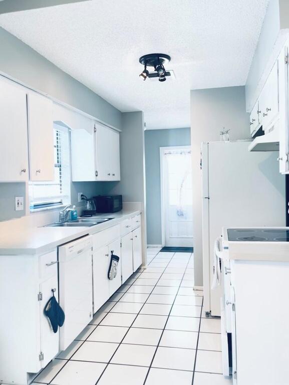 Entire home near the beach for your perfect vacay! Book it now