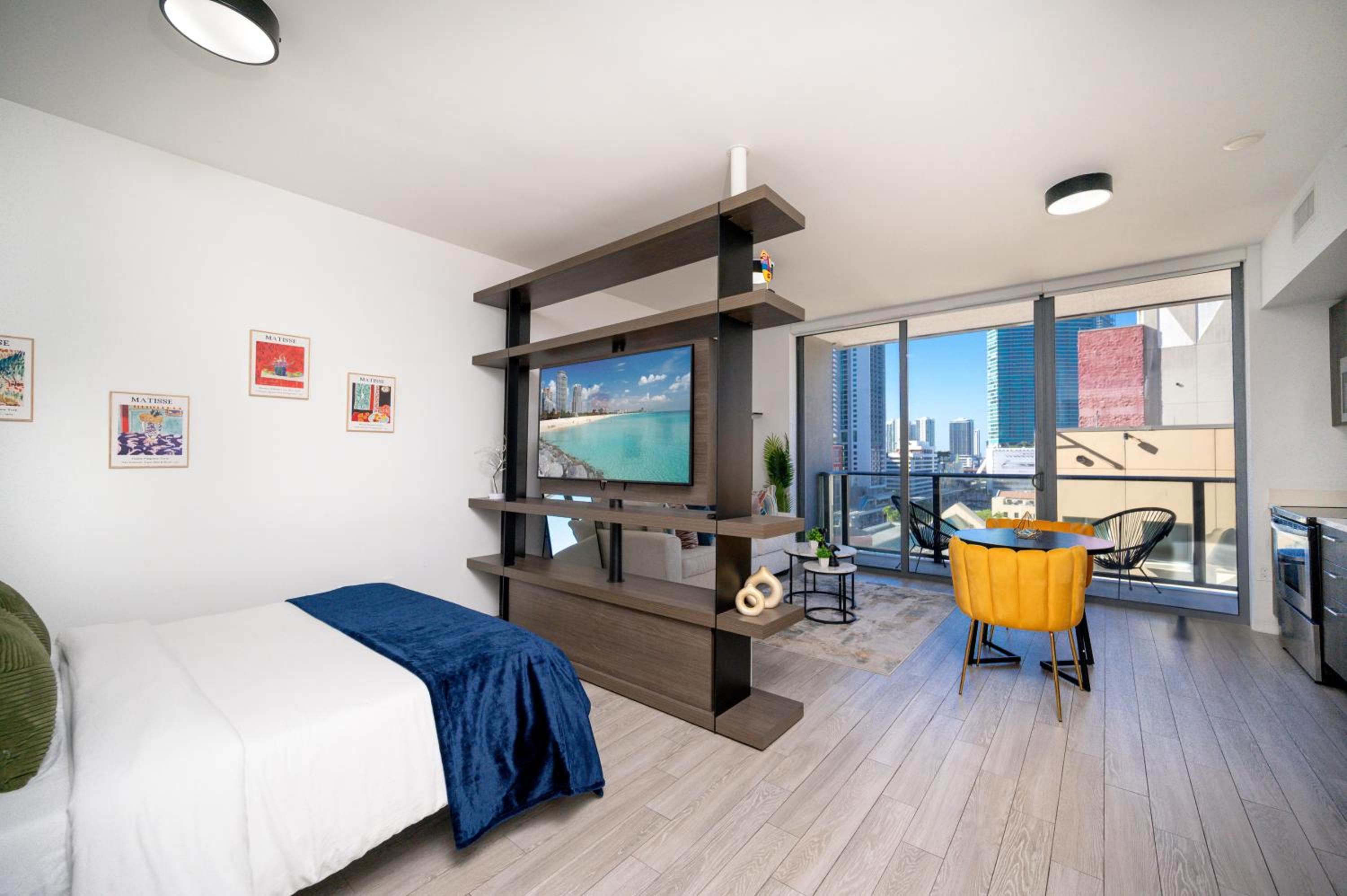 Brickell District Luxury Apartments - Bayfront Park - Free Parking - Gym & Rooftop Pool