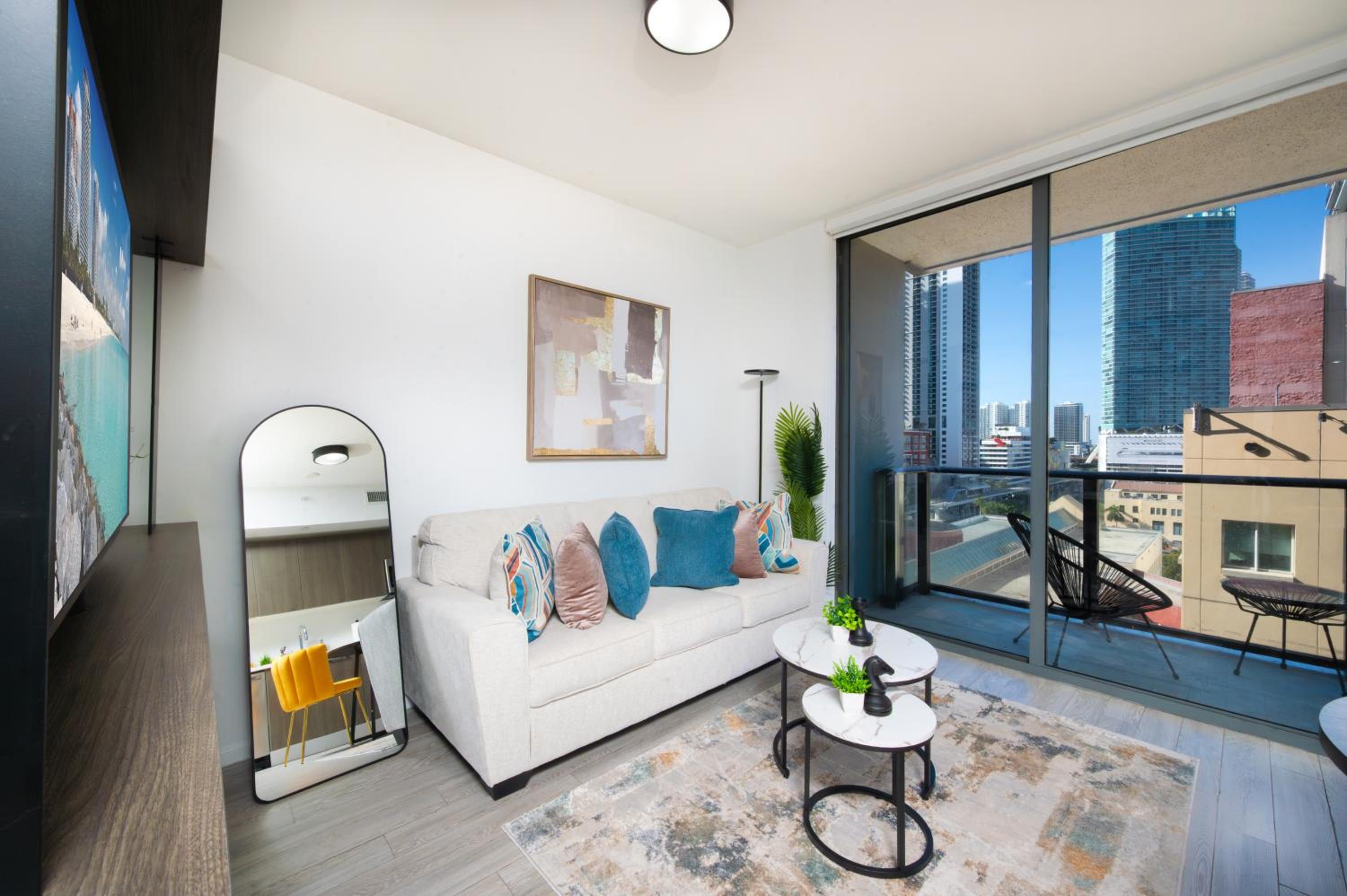 Brickell District Luxury Apartments - Bayfront Park - Free Parking - Gym & Rooftop Pool