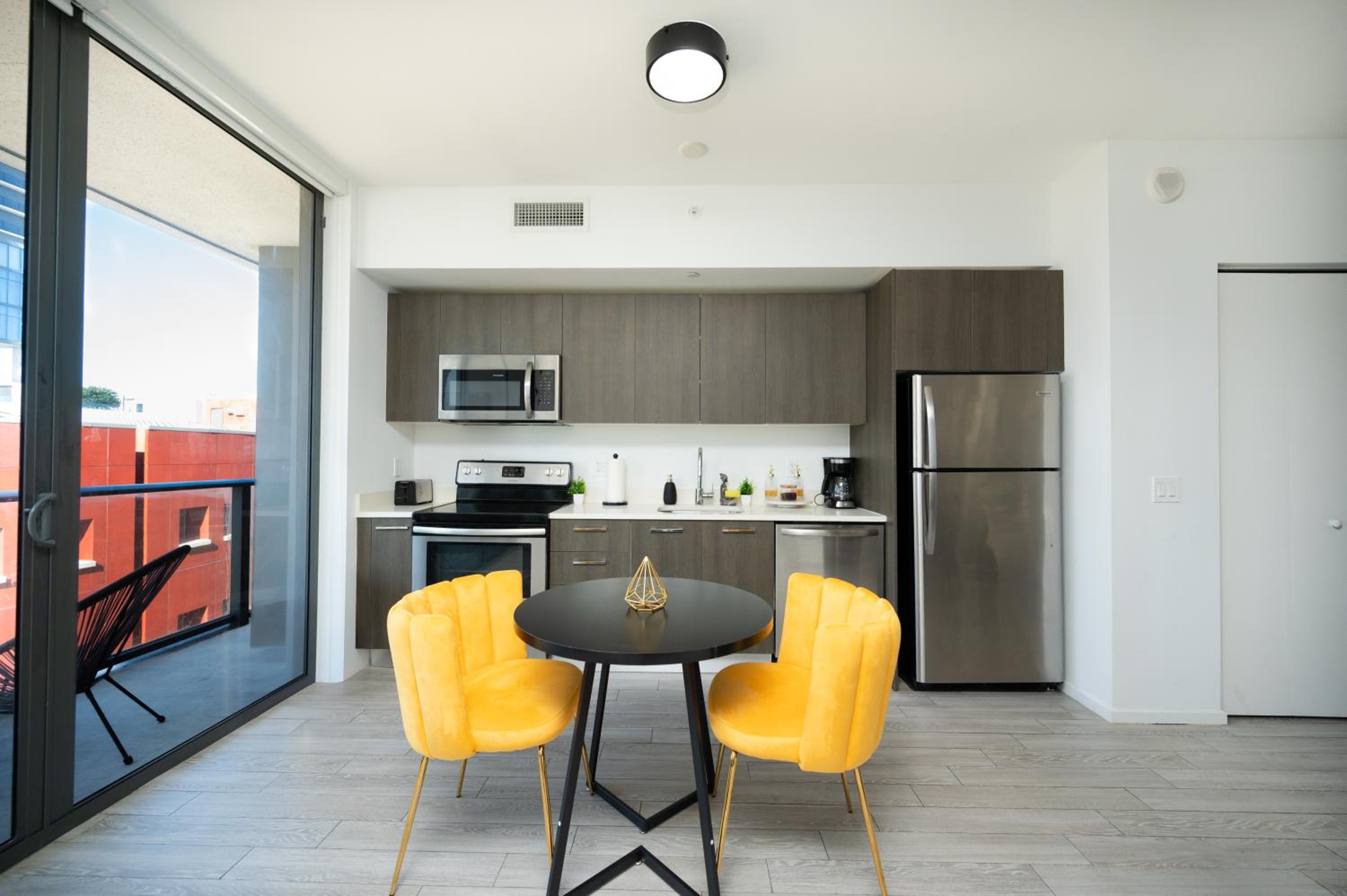 Brickell District Luxury Apartments - Bayfront Park - Free Parking - Gym & Rooftop Pool