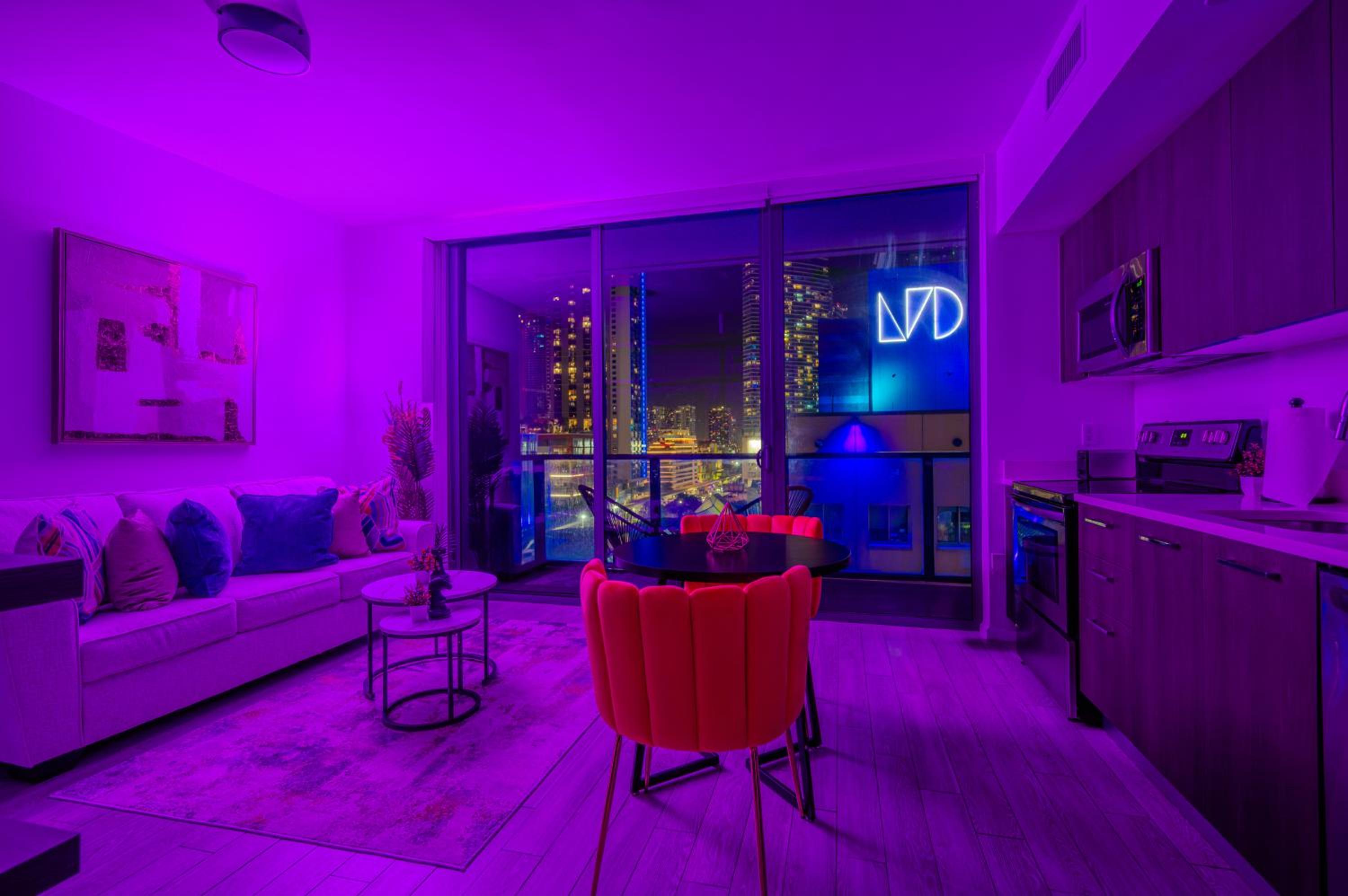 Brickell District Luxury Apartments - Bayfront Park - Free Parking - Gym & Rooftop Pool